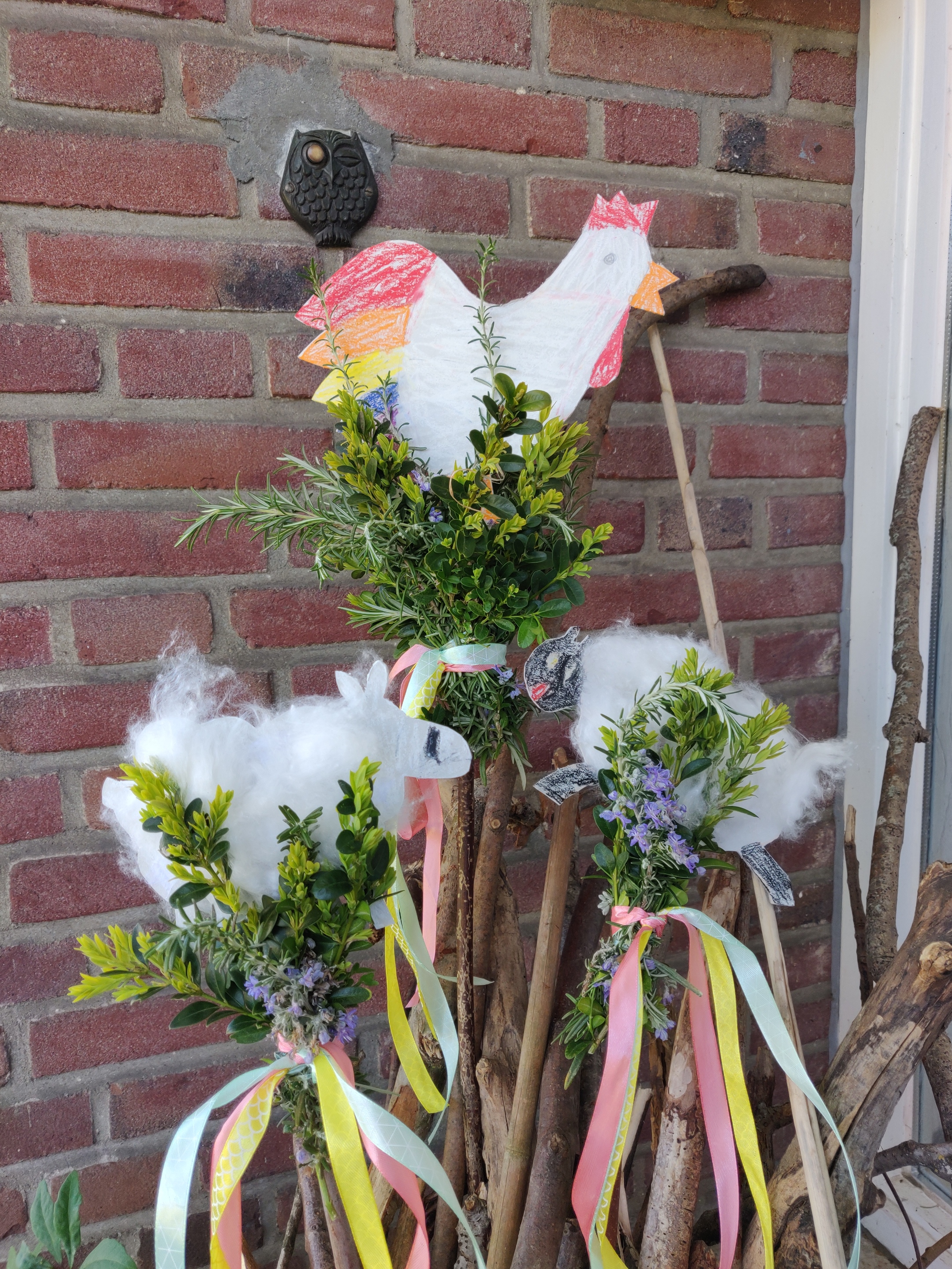 Palmstecken mit Hahn und zwei Lämmern