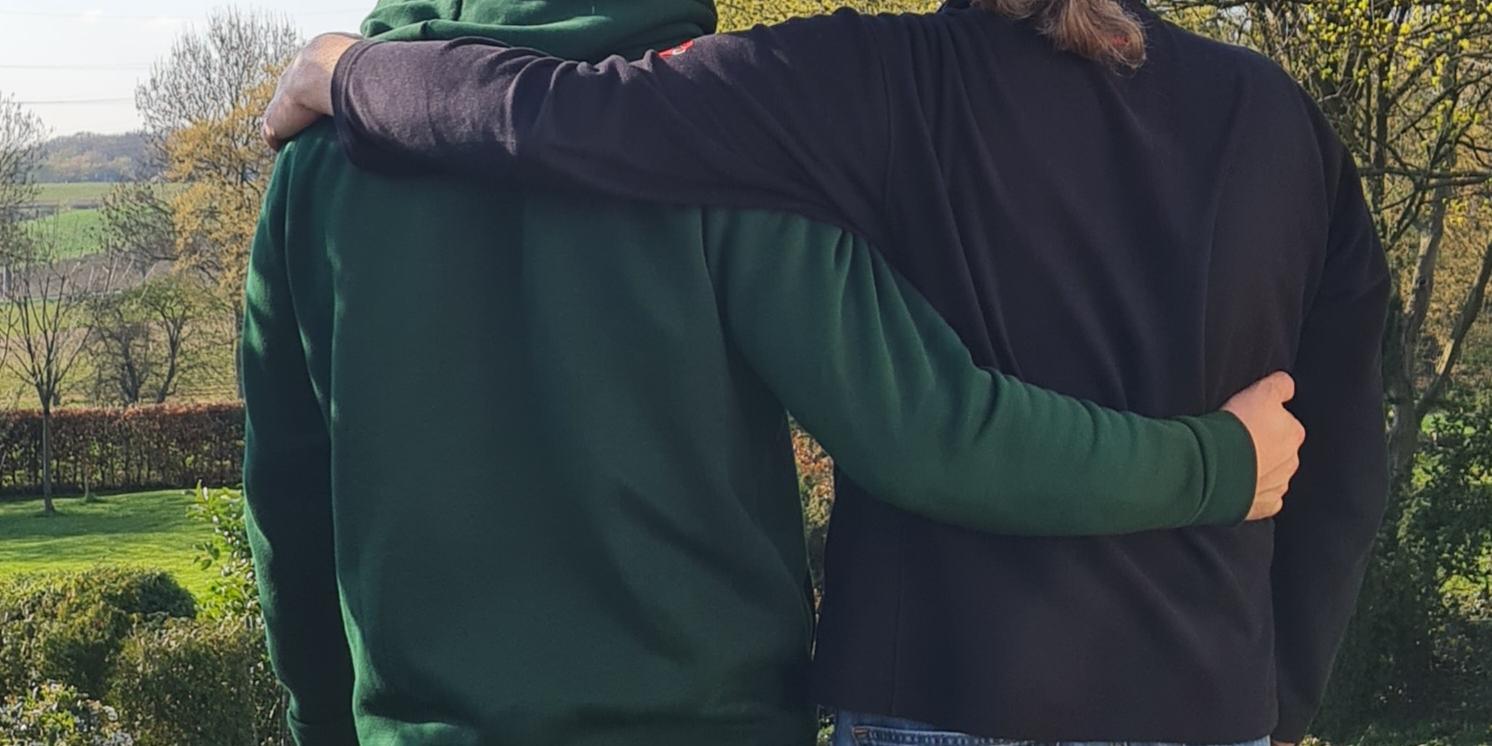 Vater & Sohn Arm in Arm