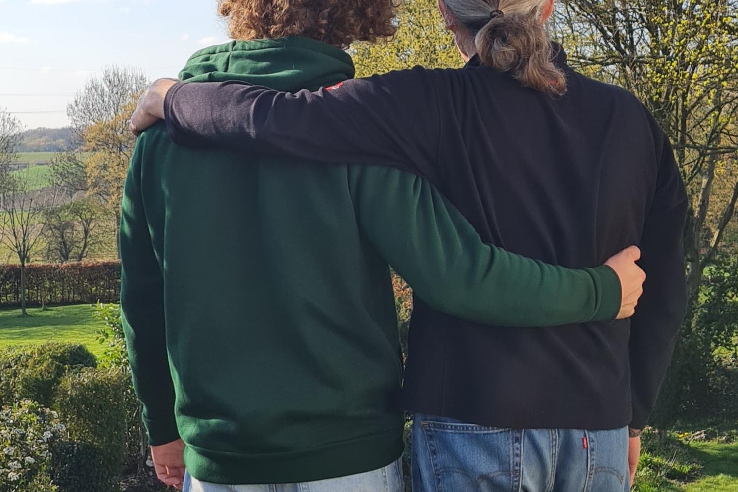 Vater & Sohn Arm in Arm