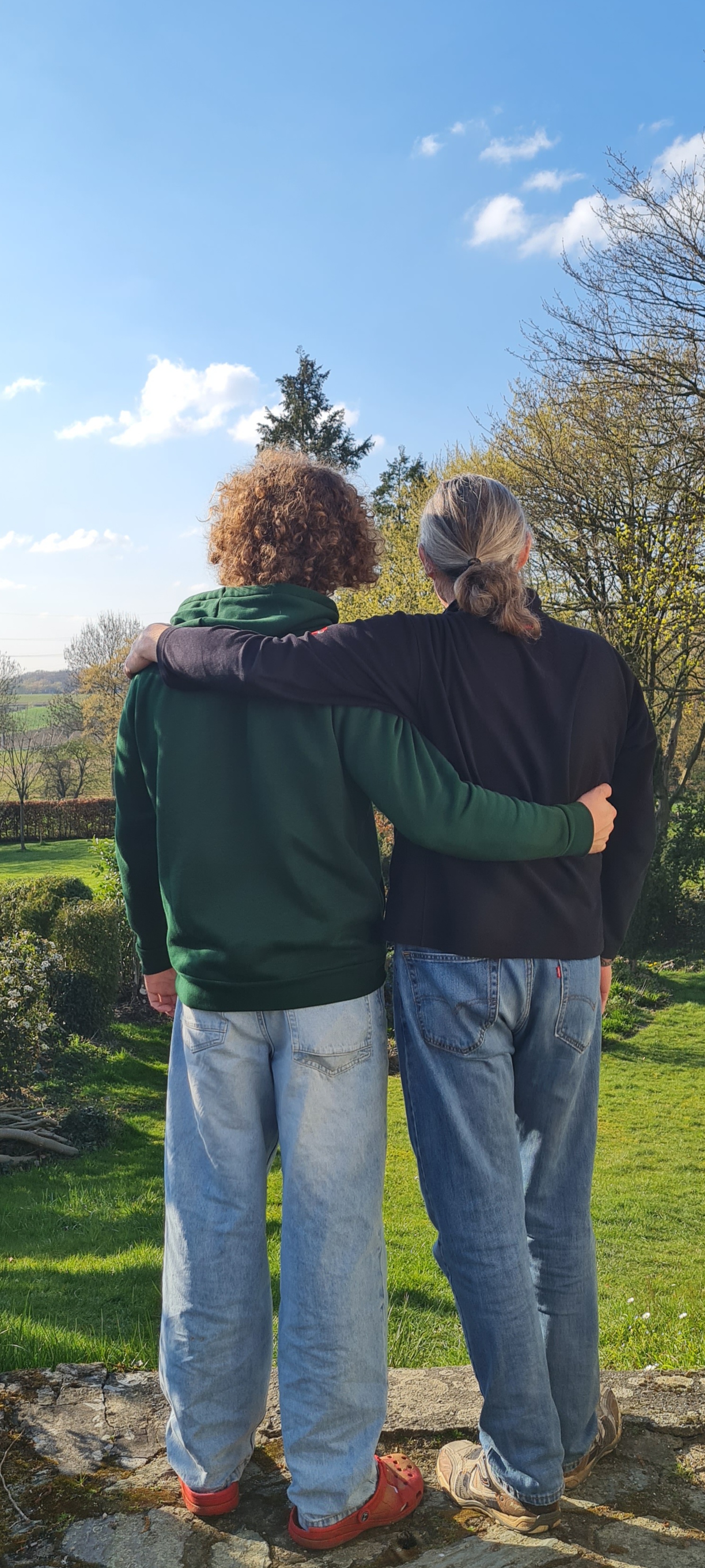 Vater & Sohn Arm in Arm