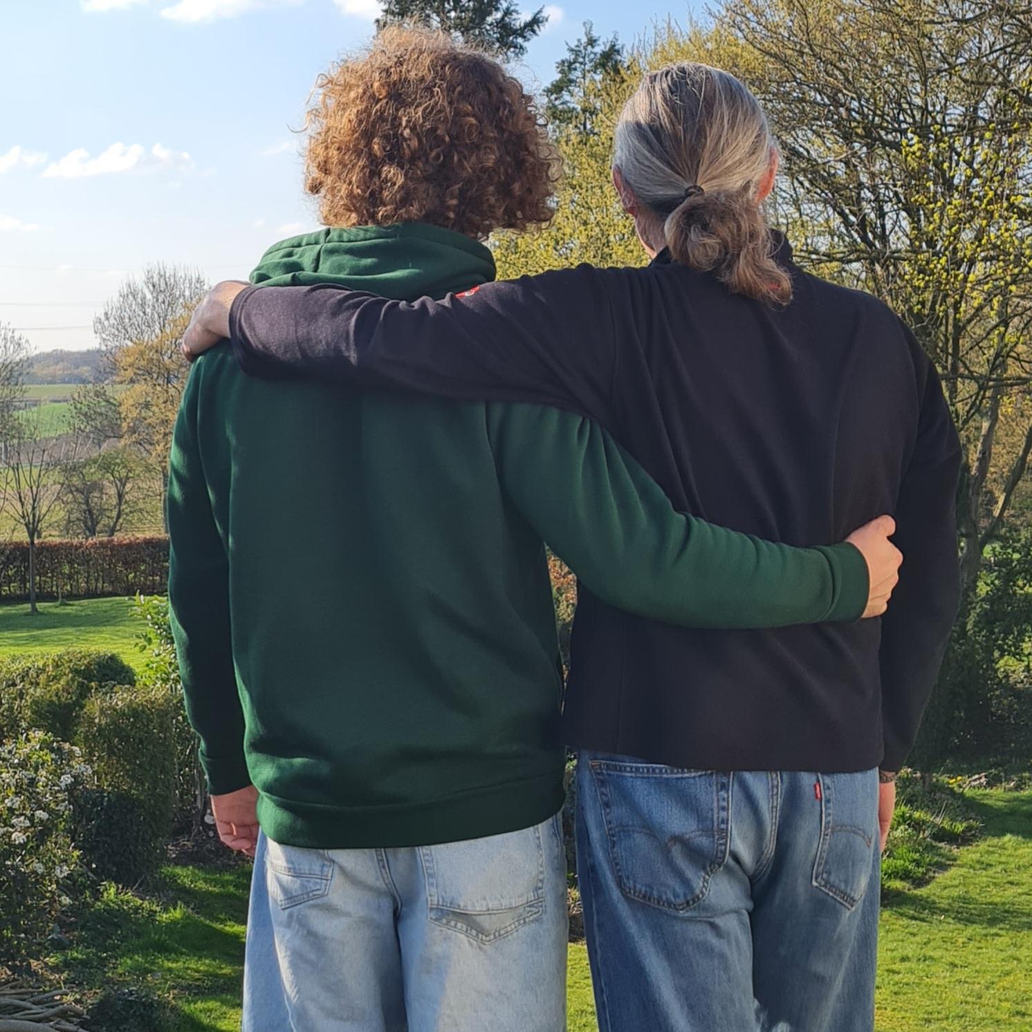 Vater & Sohn Arm in Arm