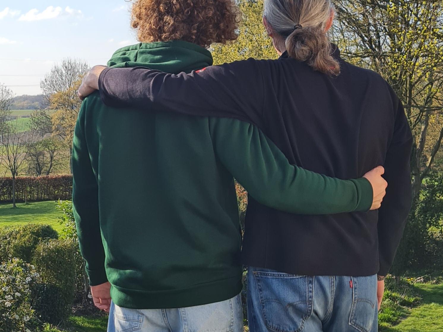 Vater & Sohn Arm in Arm