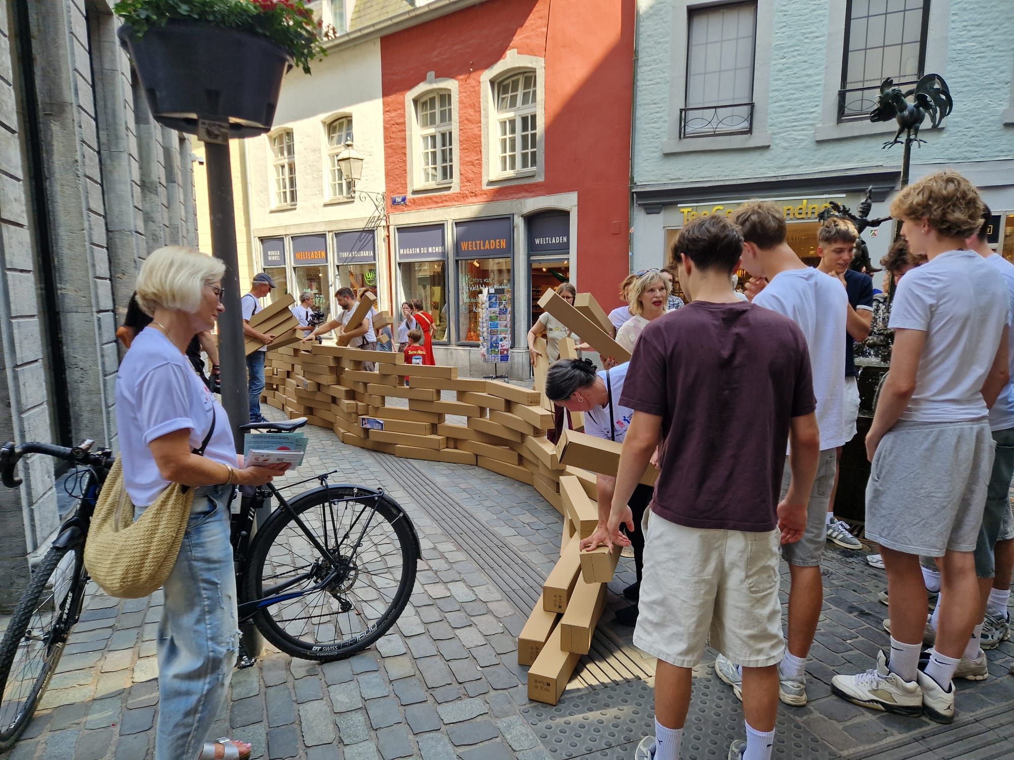 Die WanderWall schlängelt sich durch die Innenstadt
