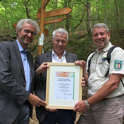(v.l.) Dr. Manfred Körber, Leiter der Abteilung Grundfragen und -aufgaben der Pastoral, Professor Dr. Karl-Heinz Erdmann vom Bundesamt für Naturschutz, und Michael Lammertz, stellvertretender Leiter des Nationalparkforstamtes Eifel / Wald und Holz NRW