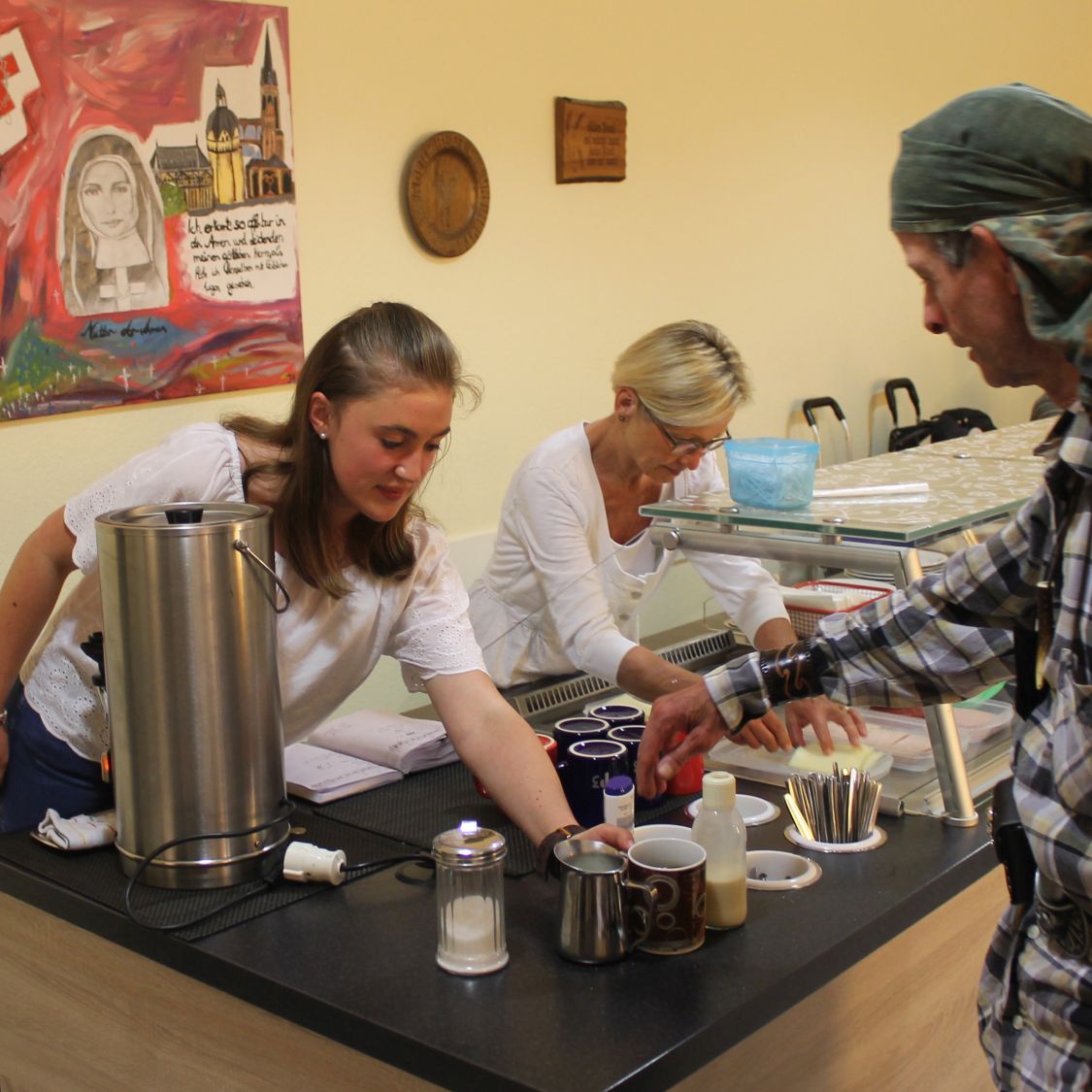 In der Franziska-Schervier-Stube hat Dominique (l.) beim Frühstücksdienst mitgeholfen.