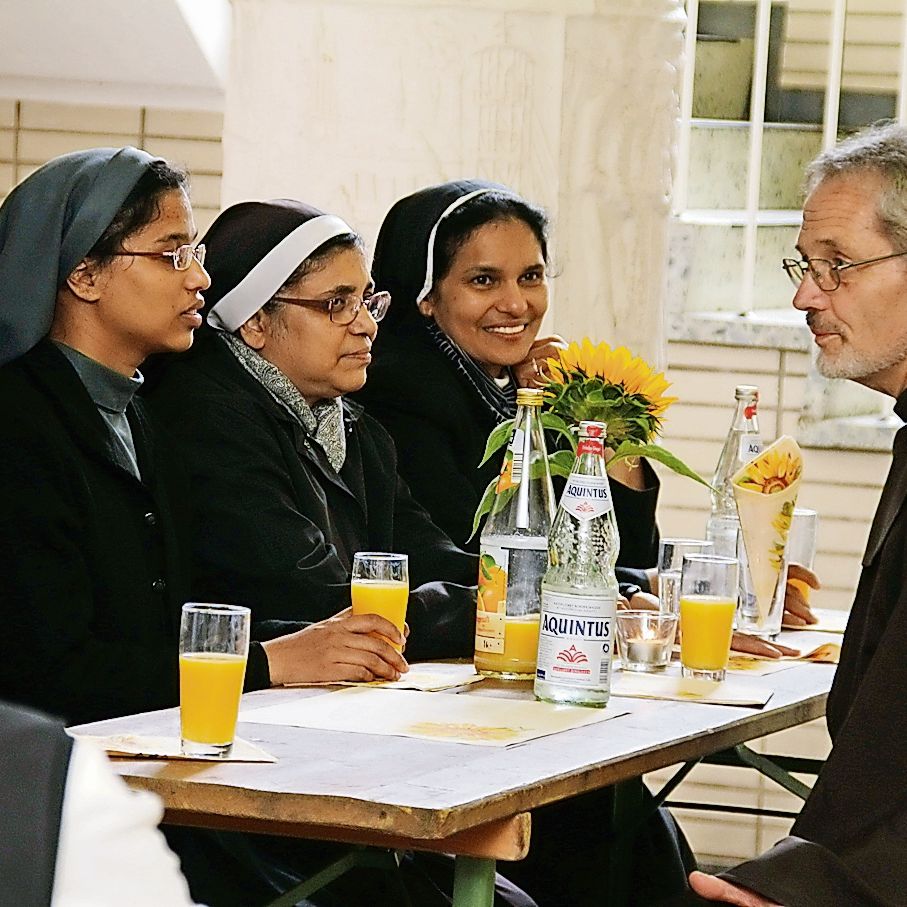 Fünf zu eins: Das „Verhältnis“ zwischen Männern und Frauen in den Orden geht sogar noch weiter auseinander.