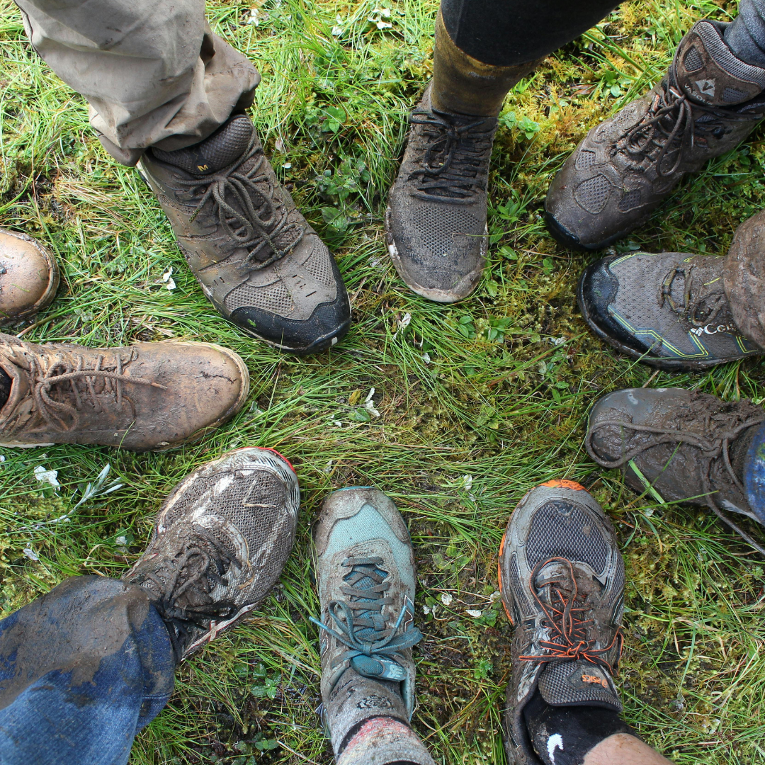 Wanderschuhe im Kreis (c) Bistum Aachen/Canva Wanderschuhe im Kreis