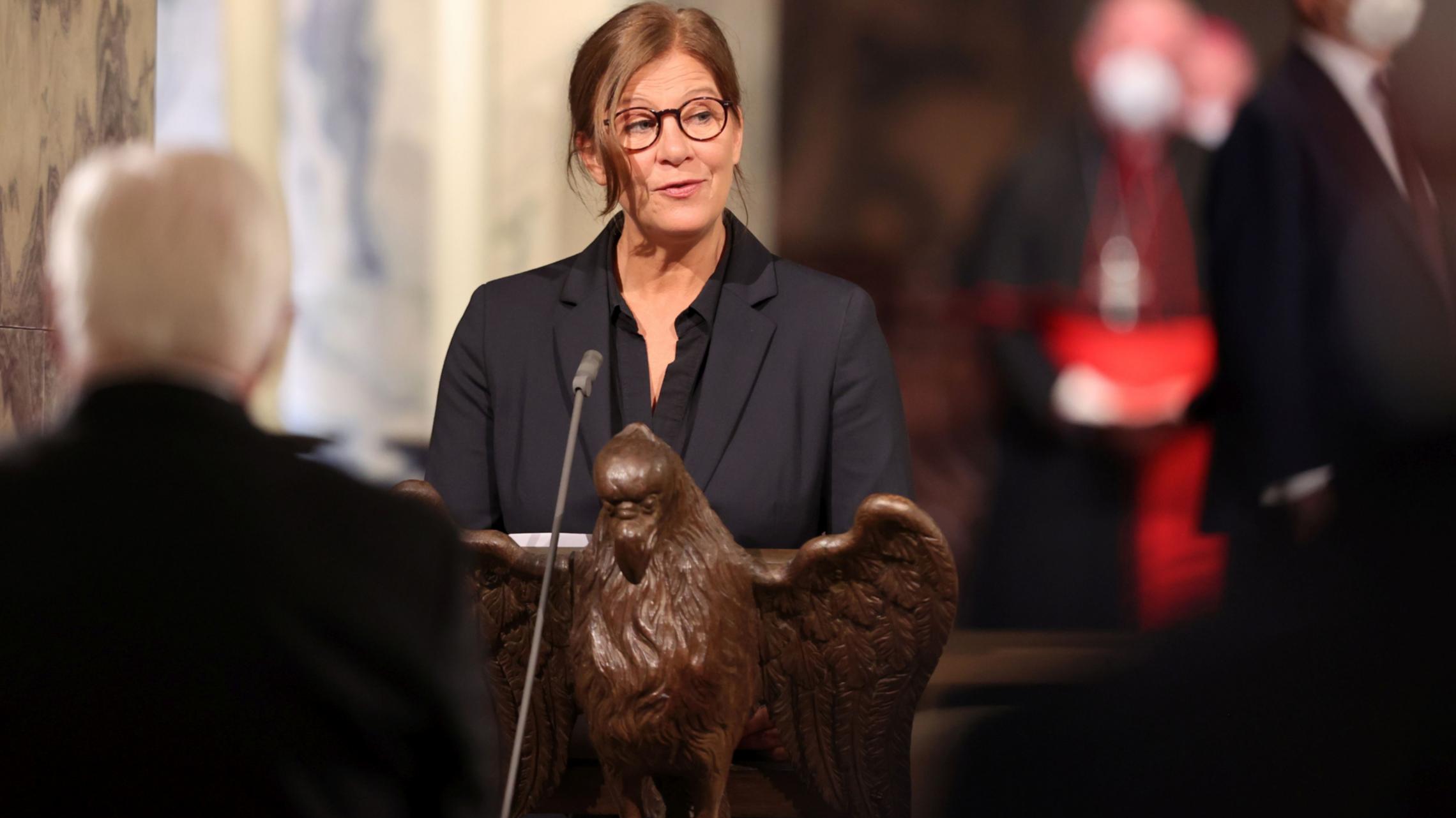 Anette Schmidt trägt das Evangelium vor