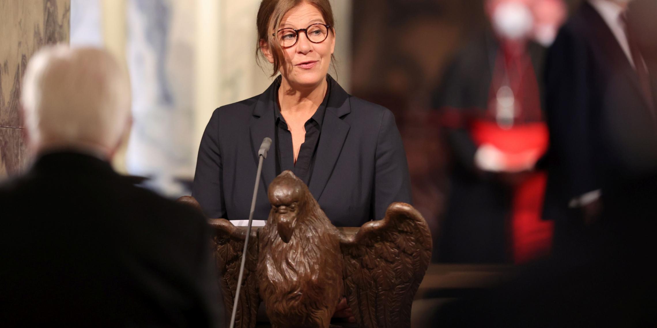 Anette Schmidt trägt das Evangelium vor