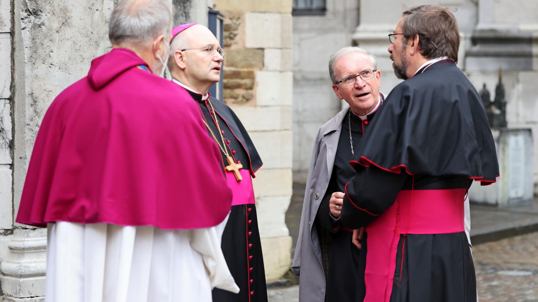 Bischof Helmut Dieser und Dompropst Rolf-Peter Cremer begrüßen Bischof Pierre Warin aus Namur und Bischof Jean-Pierre Delville aus Lüttich
