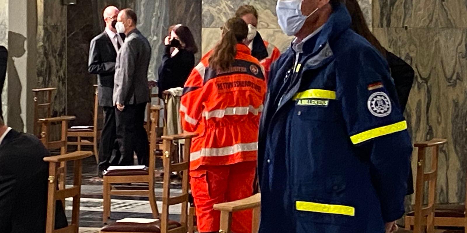 Rettungskräfte im Dom