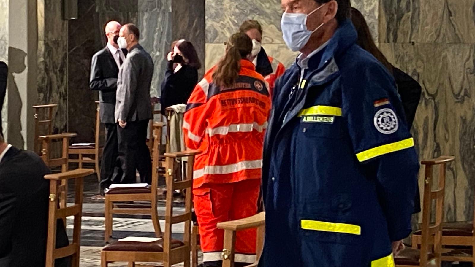 Rettungskräfte im Dom