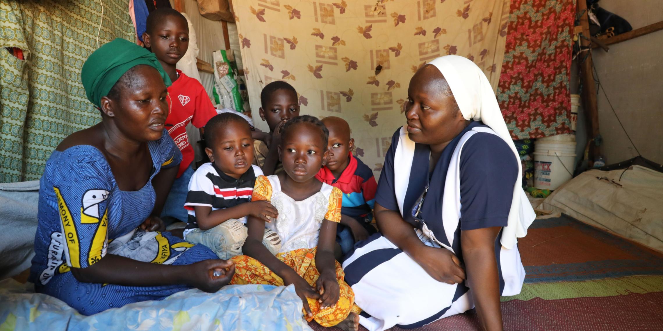 Schwester Maria Vitalis Timtere, Ordensfrau in Nigeria, beim Besuch einer Familie