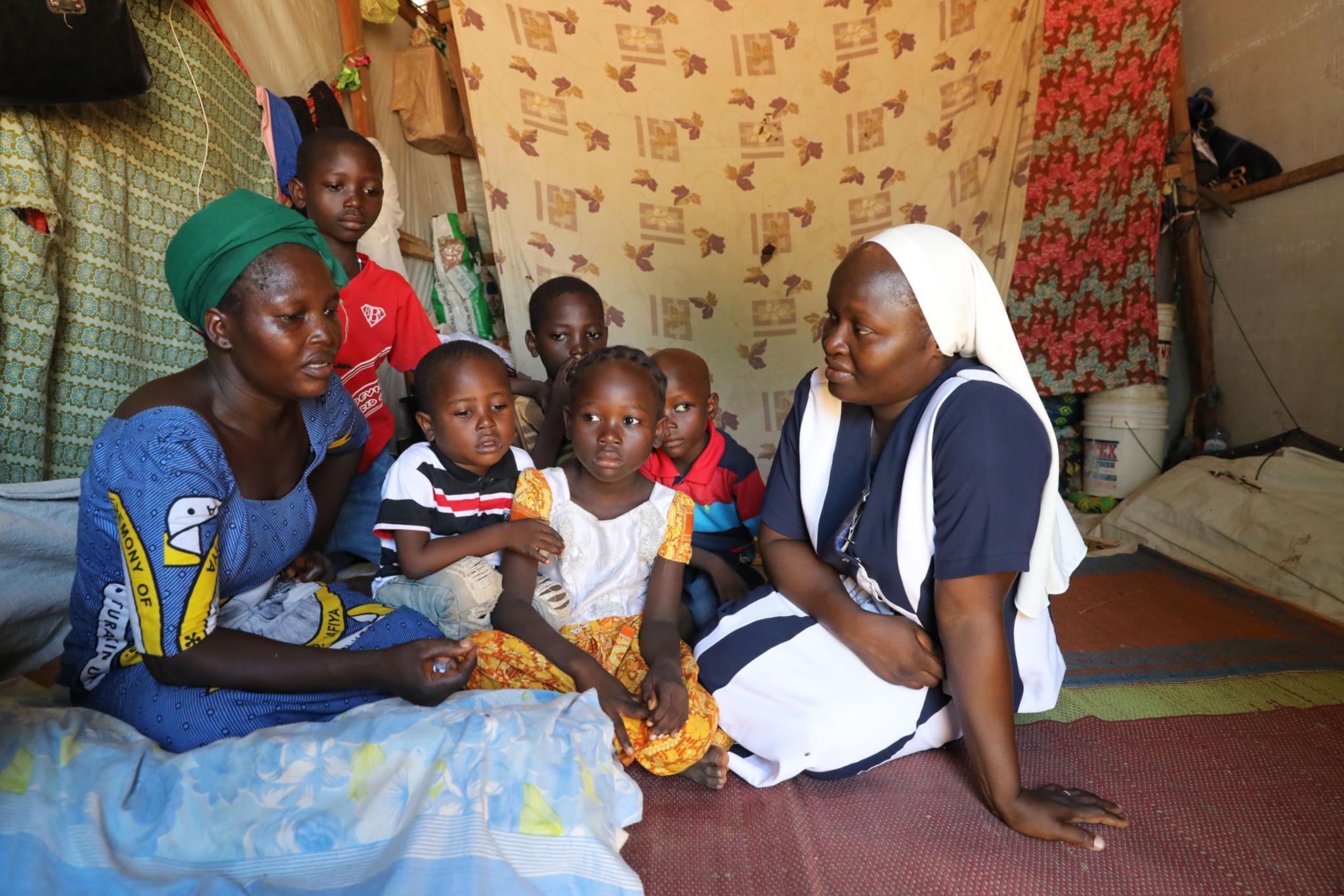 Schwester Maria Vitalis Timtere, Ordensfrau in Nigeria, beim Besuch einer Familie