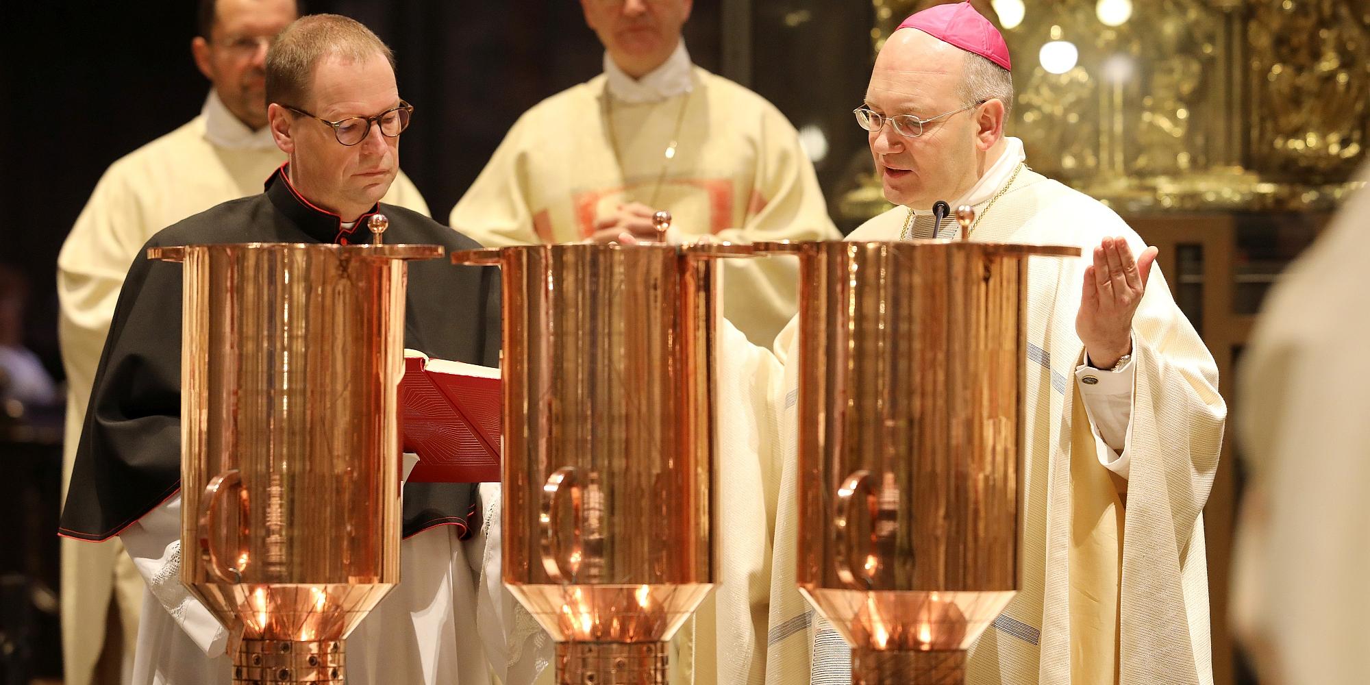 v.li.n.re.: Domvikar Dr. Peter Dückers, Generalvikar Dr. Andreas Frick, Weihbischof Karl Borsch und Bischof Dr. Helmut Dieser bei der Weihe der Heiligen Öle