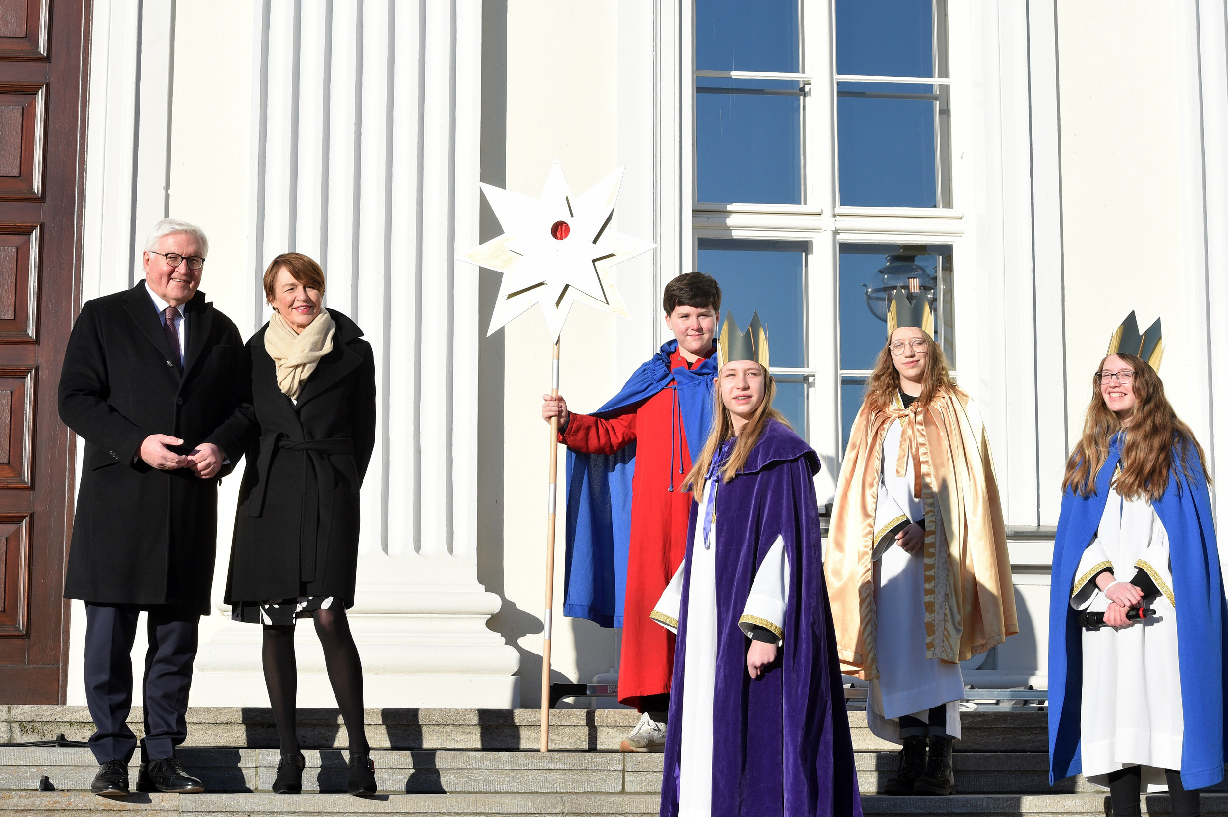 Bundespräsident Frank-Walter Steinmeier und seine Frau Elke Büdenbender freuten sich über den Besuch der Sternsinger aus der Pfarrei St. Lukas in Düren.