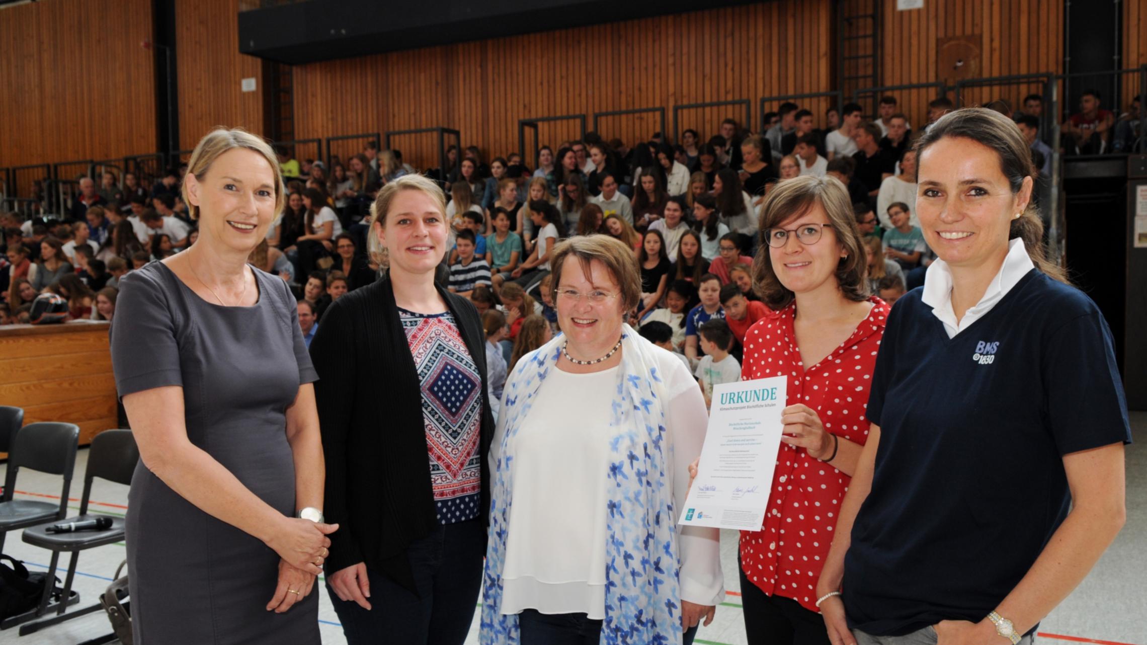 Freuen sich über den Erfolg des Klimaschutzprojektes: Ursula Deggerich (Schulrätin Bistum Aachen), Marie Goebel (Bistum Aachen), Lydia Sonntag-Werkes, Judith Moos und Birgit Janßen (alle Bischöfliche Marienschule), v. l.