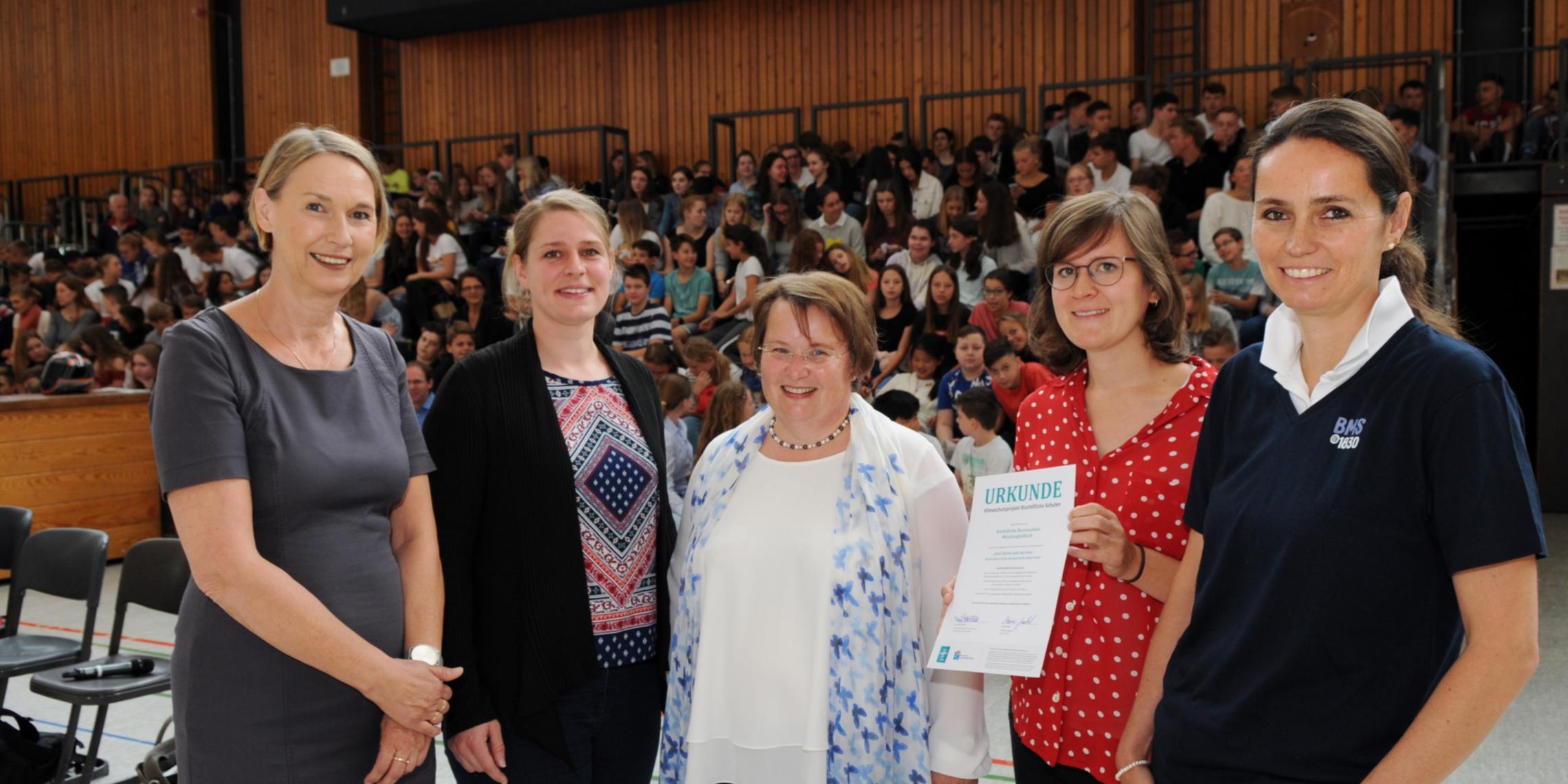 Freuen sich über den Erfolg des Klimaschutzprojektes: Ursula Deggerich (Schulrätin Bistum Aachen), Marie Goebel (Bistum Aachen), Lydia Sonntag-Werkes, Judith Moos und Birgit Janßen (alle Bischöfliche Marienschule), v. l.