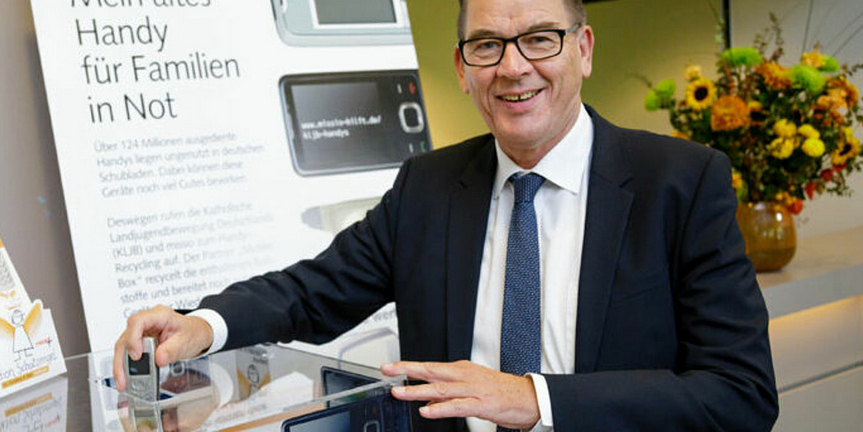 Zwischen dem 7. und 15. November findet die bundesweite Woche der Goldhandys 2020 statt. Das katholische Hilfswerk missio ruft zum Spenden von ausgemusterten Mobiltelefonen für einen guten Zweck auf. Bundesminister Gerd Müller unterstützt die Aktion.