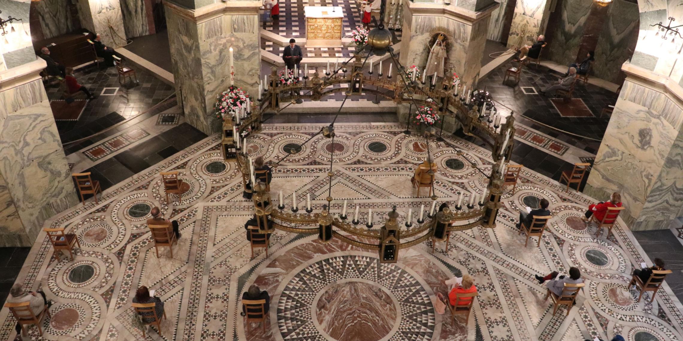 Gottesdienstbesuch unter Corona-Bedingungen  im Aachener Dom