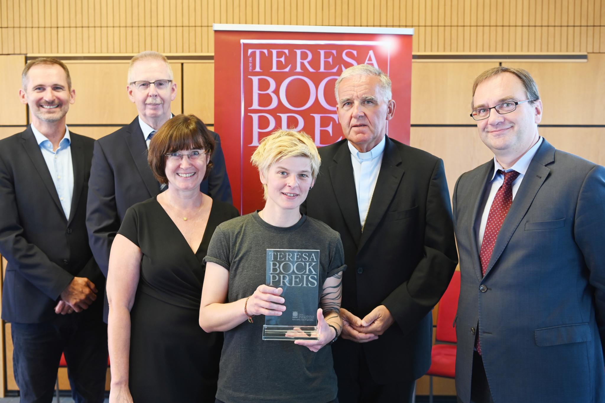 Stellten die Ausschreibung des Teresa-Bock-Preises 20120 vor (v.l.): Martin Novak (geschäftsführendes Vorstandsmitglied der Caritas-Gemeinschaftsstiftung), Diözesancaritasdirektor Burkard Schröders, Ute Schramm (Caritas-Gemeinschaftsstiftung), Nadine Zillekens (Vertreterin des Gewinners des Teresa-Bock-Preises 2017), Weihbischof Dr. Johannes Bündgens und Prof. Dr. Joachim Söder (Jury-Mitglied).