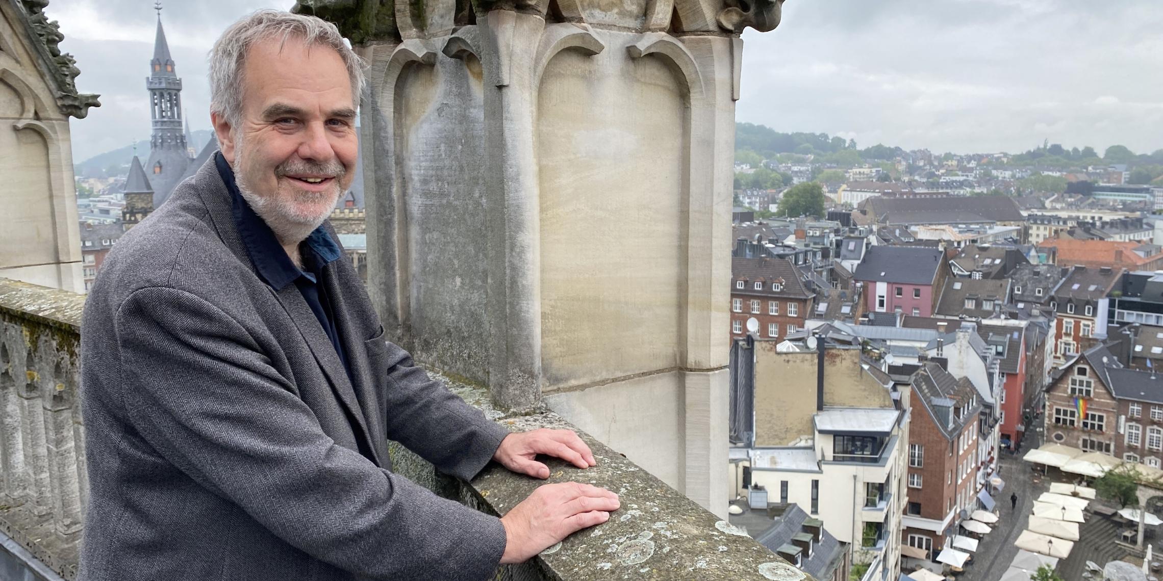 Dompropst Rolf-Peter Cremer auf den Galerien des Aachener Doms