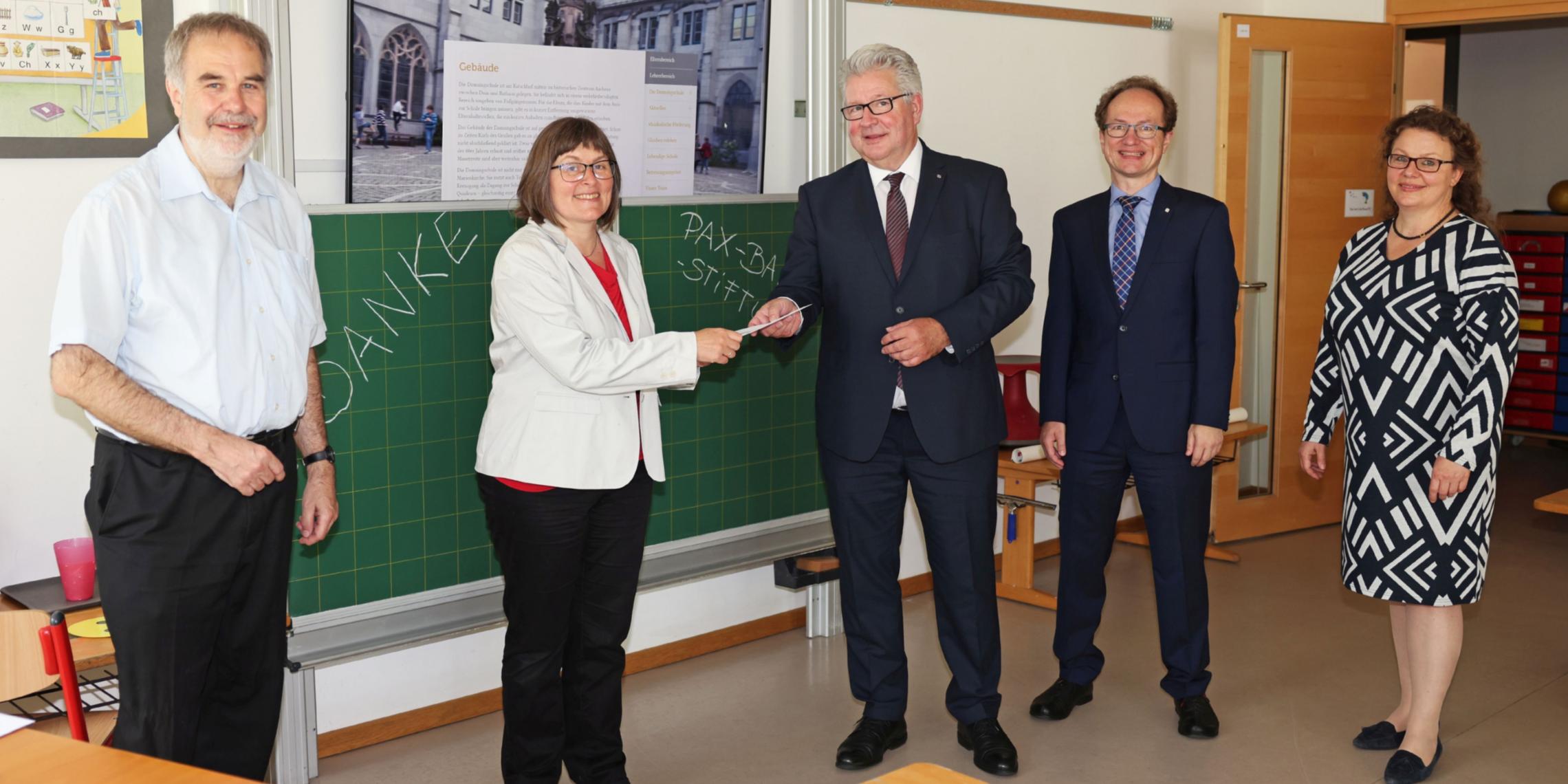 von links nach rechts: Dompropst Rolf-Peter Cremer, Schulleiterin Irma Wüller, Marcus Golsong und Holger Leibold  (beide PAX-BANK), Angela Mispagel (Alkuin-Stiftung)