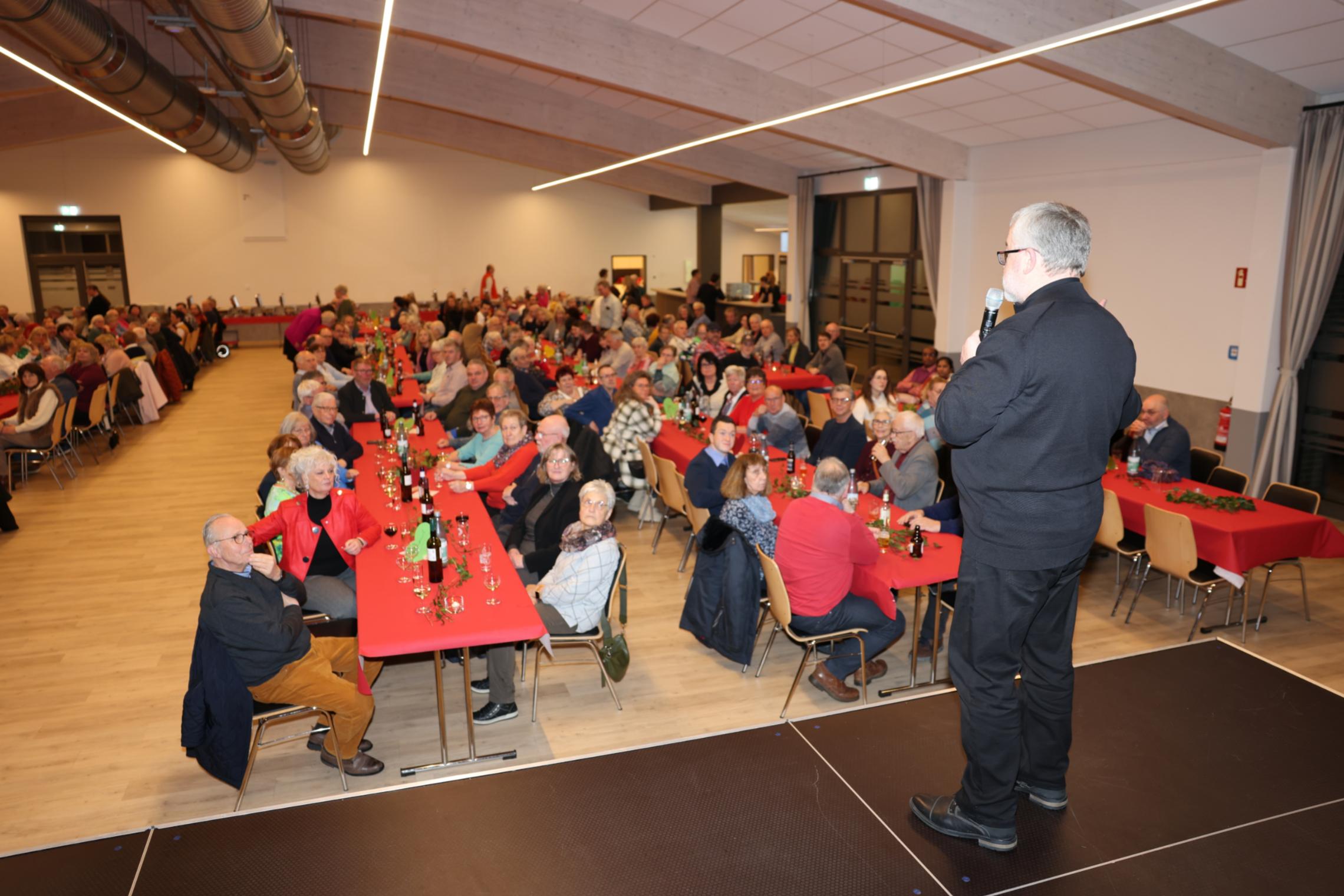 In der wieder aufgebauten Bürgerhalle gab es im Anschluss an den Gottesdienst ein Abendessen für alle Gäste. Erstmals waren alle Ehrenamtlichen des neuen Pastoralen Raums eingeladen.