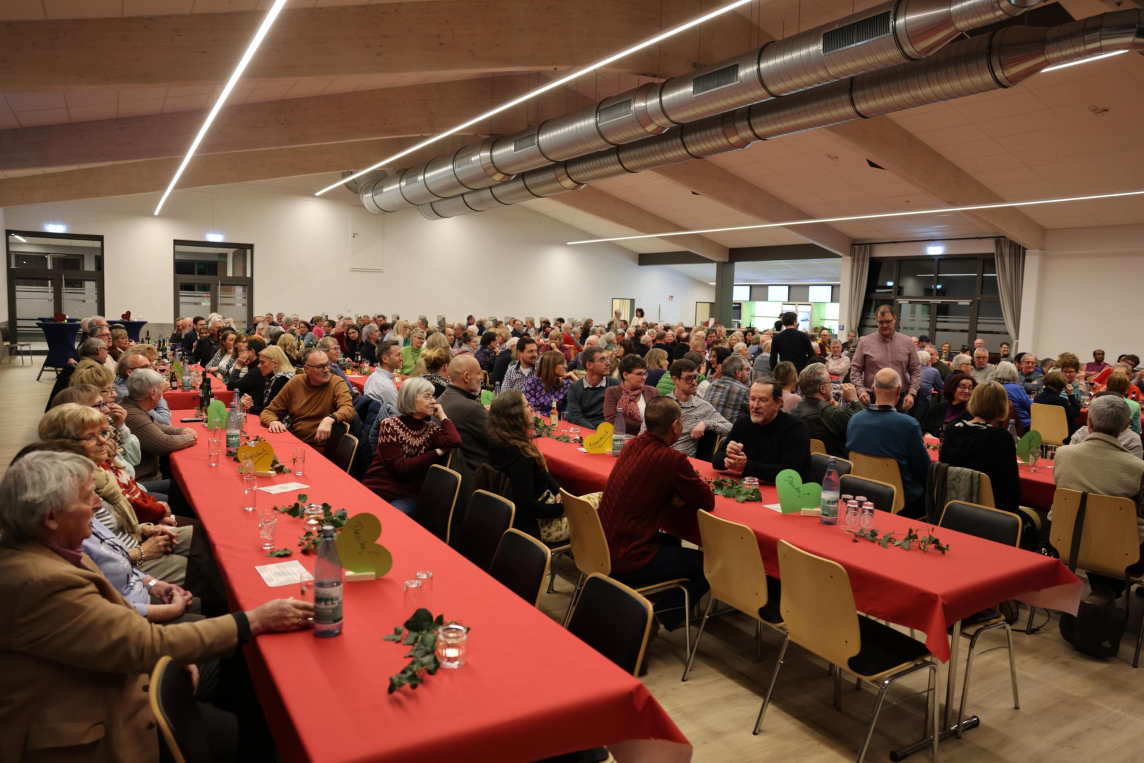 In der wieder aufgebauten Bürgerhalle gab es im Anschluss an den Gottesdienst ein Abendessen für alle Gäste. Erstmals waren alle Ehrenamtlichen des neuen Pastoralen Raums eingeladen.