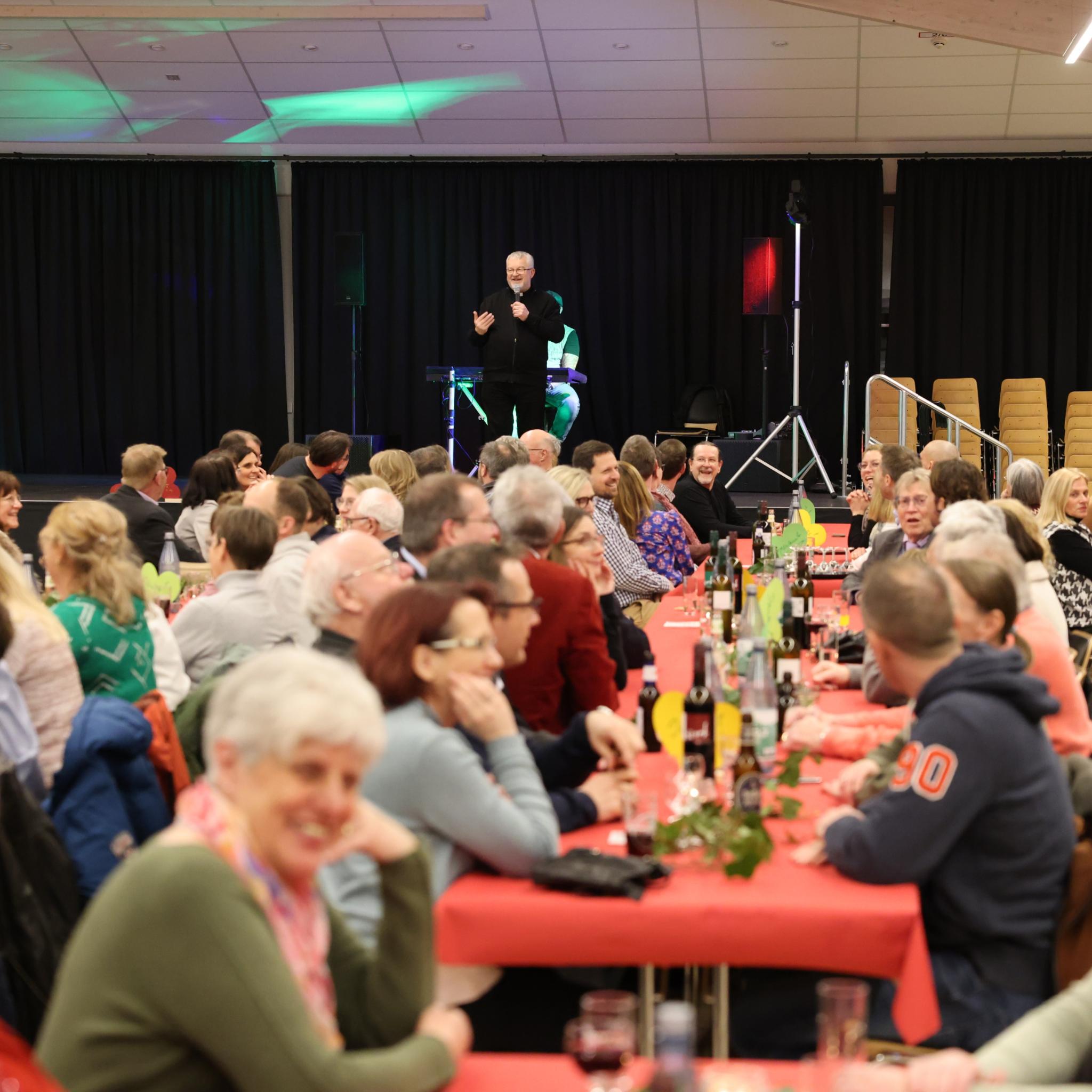 In der wieder aufgebauten Bürgerhalle gab es im Anschluss an den Gottesdienst ein Abendessen für alle Gäste. Erstmals waren alle Ehrenamtlichen des neuen Pastoralen Raums eingeladen.