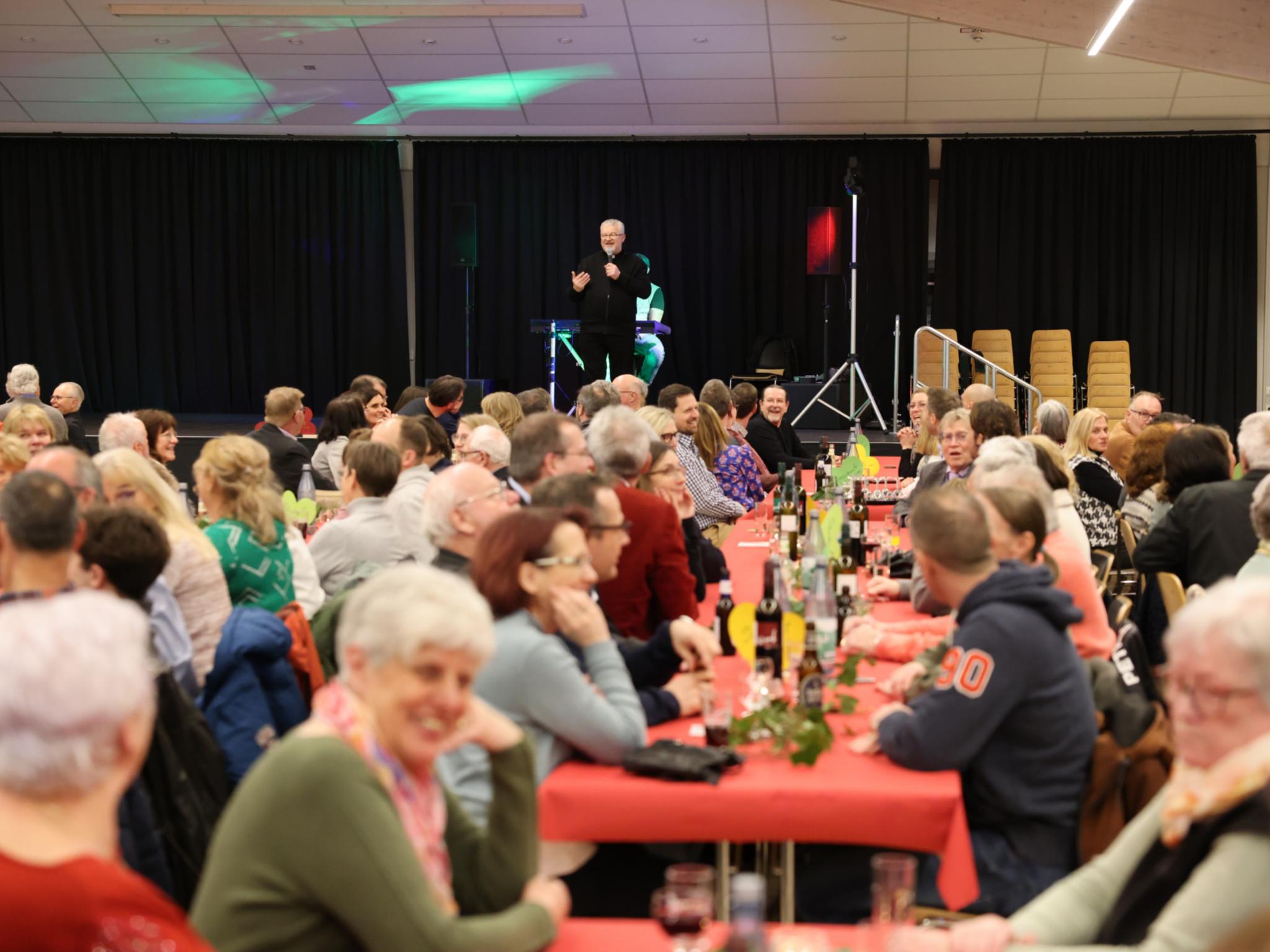 In der wieder aufgebauten Bürgerhalle gab es im Anschluss an den Gottesdienst ein Abendessen für alle Gäste. Erstmals waren alle Ehrenamtlichen des neuen Pastoralen Raums eingeladen.