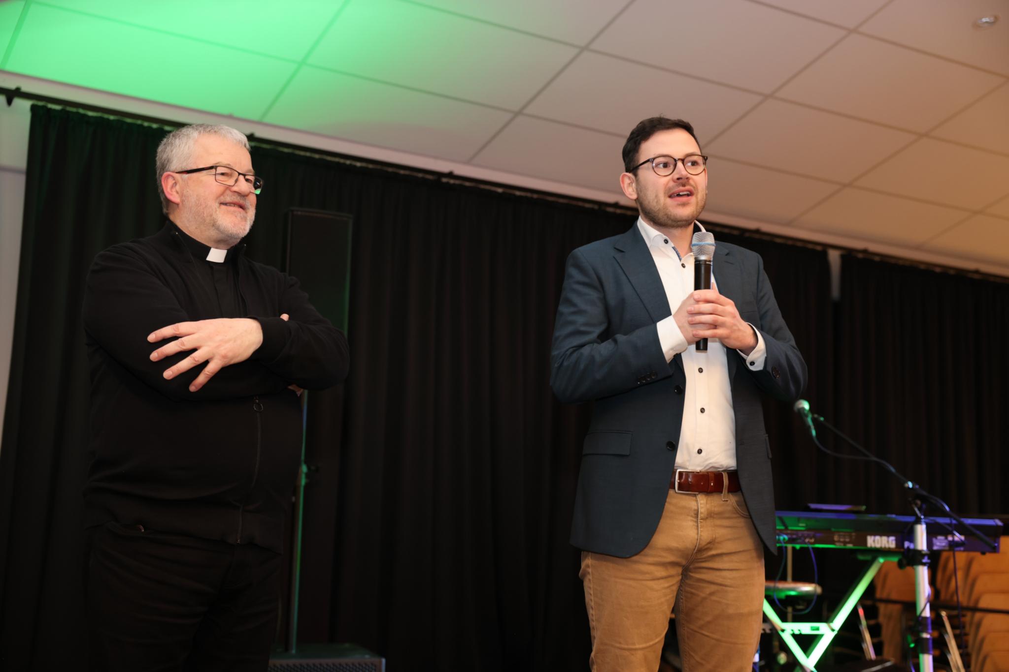 Beim anschließenden Abendessen in der wieder aufgebauten Bürgerhalle richtete auch Kalls Bürgermeister Emmanuel Kunz an Wort des Dankes an die Anwesenden.
