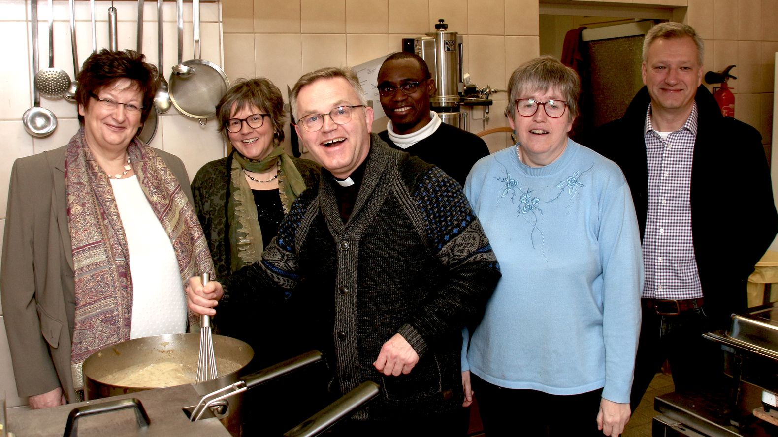 Beim Einführungsgottesdienst hatte das Regionalteam die Kollekte für das Café Lichtblick und die regionale Jugendarbeit erbeten. Jetzt wurde das Geld übergeben.