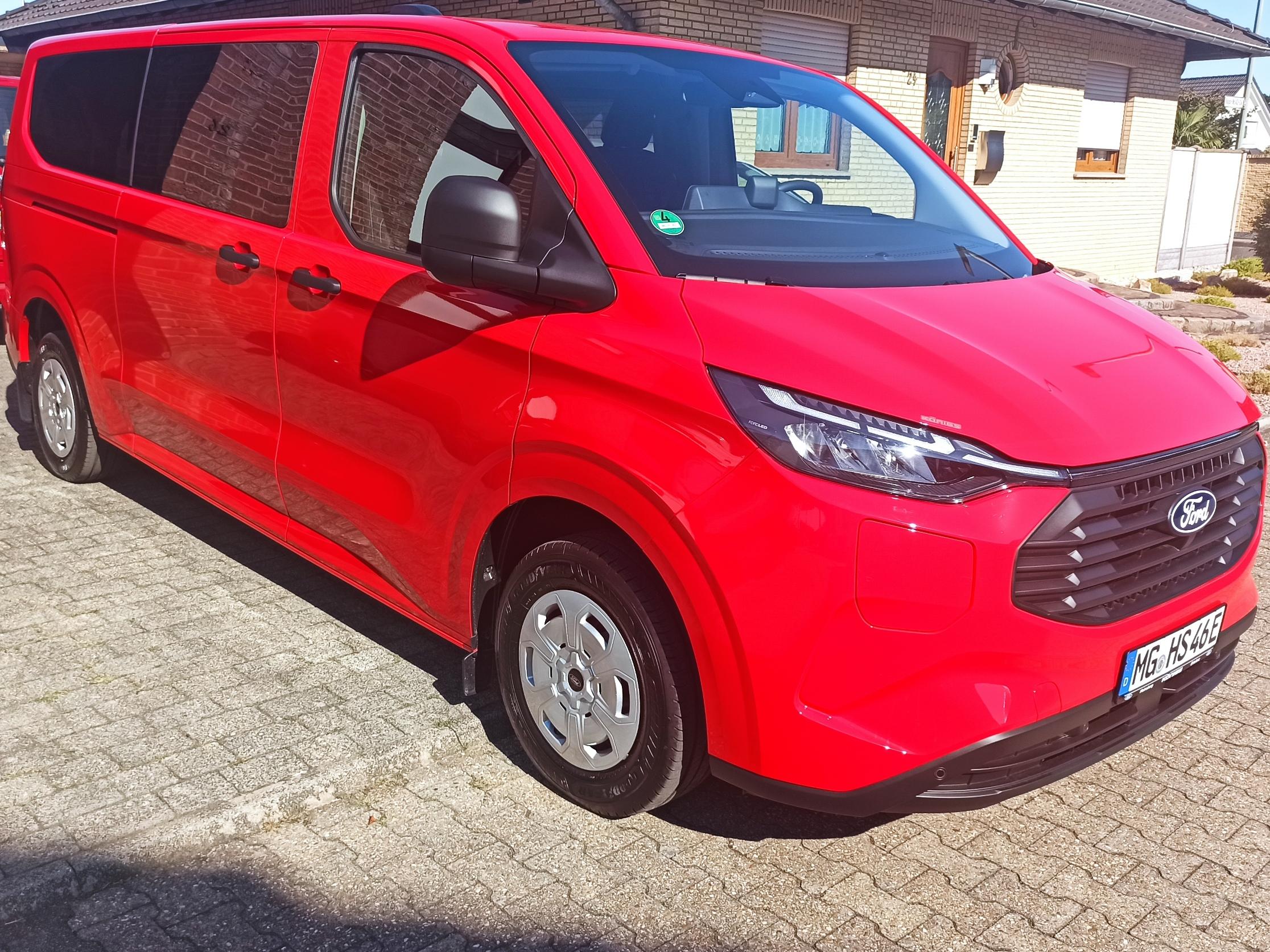 rotes Fahrzeug für 9 Personen