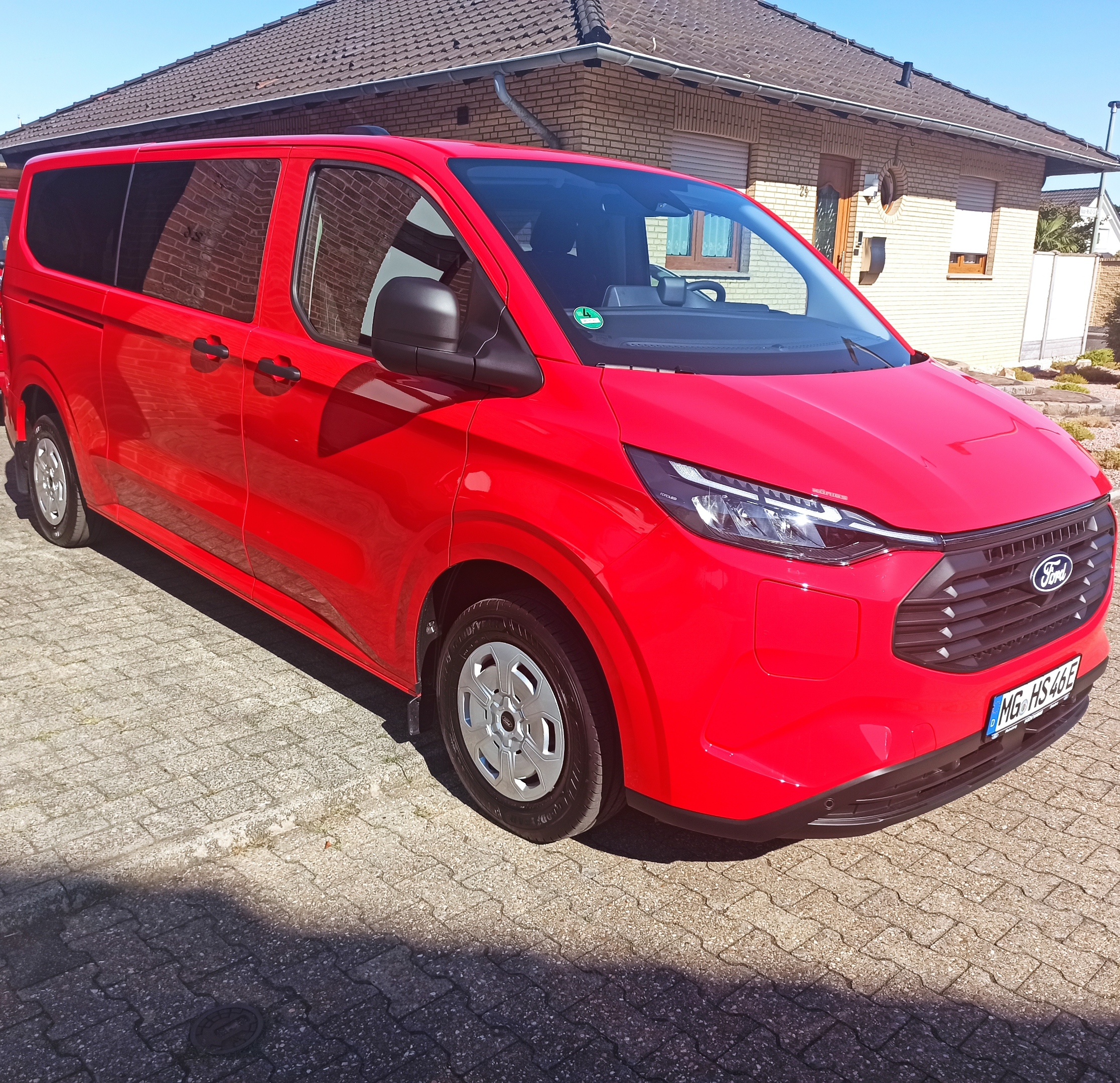 rotes Fahrzeug für 9 Personen