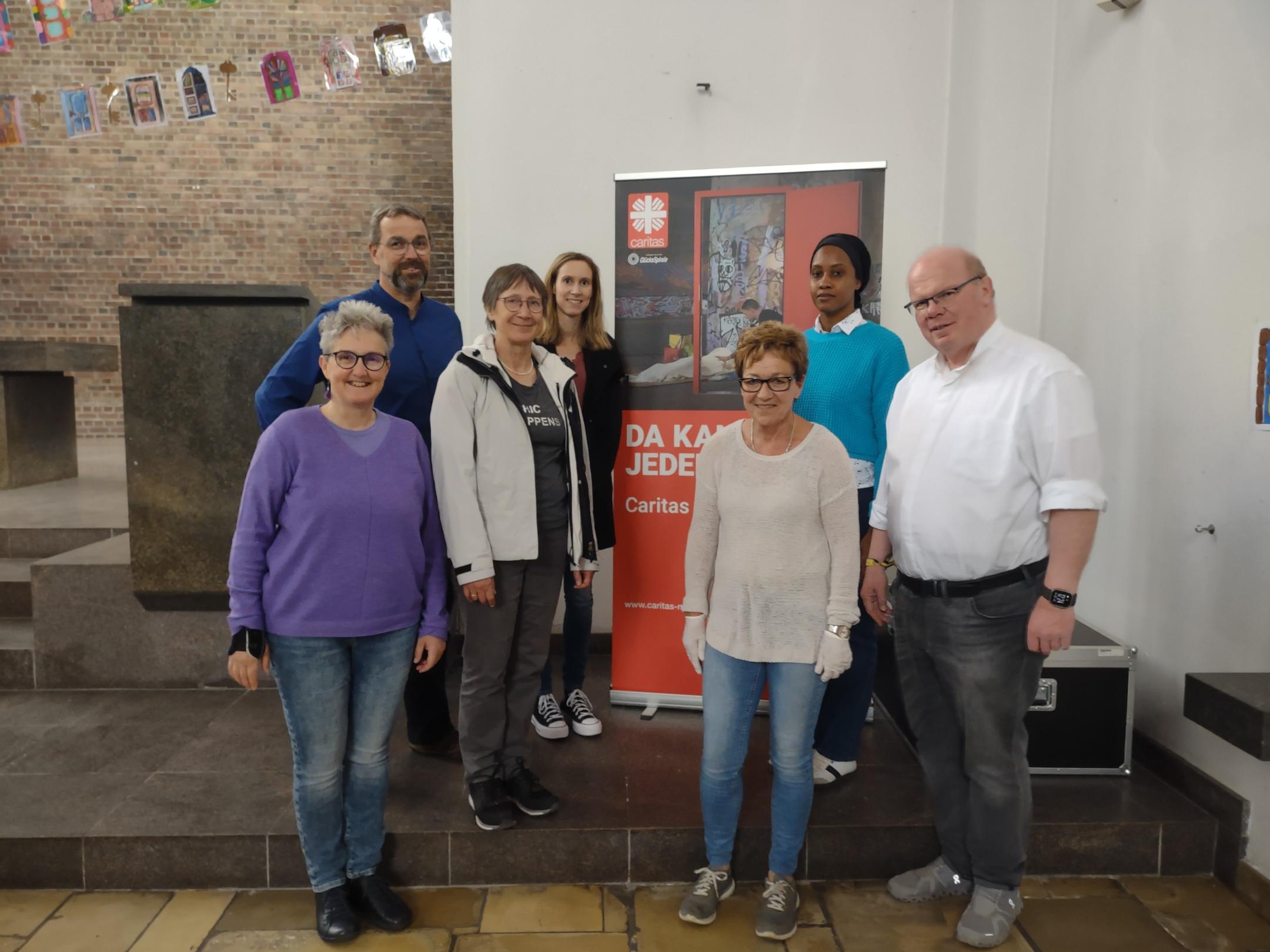 v.l.: Annette Diesler, Frank Seeger-Hupperten, Elisabeth Laumanns, Sandra Broich, Ulrike Sauer, Stephanie Mutesi, Regionalvikar Ulrich Clancett