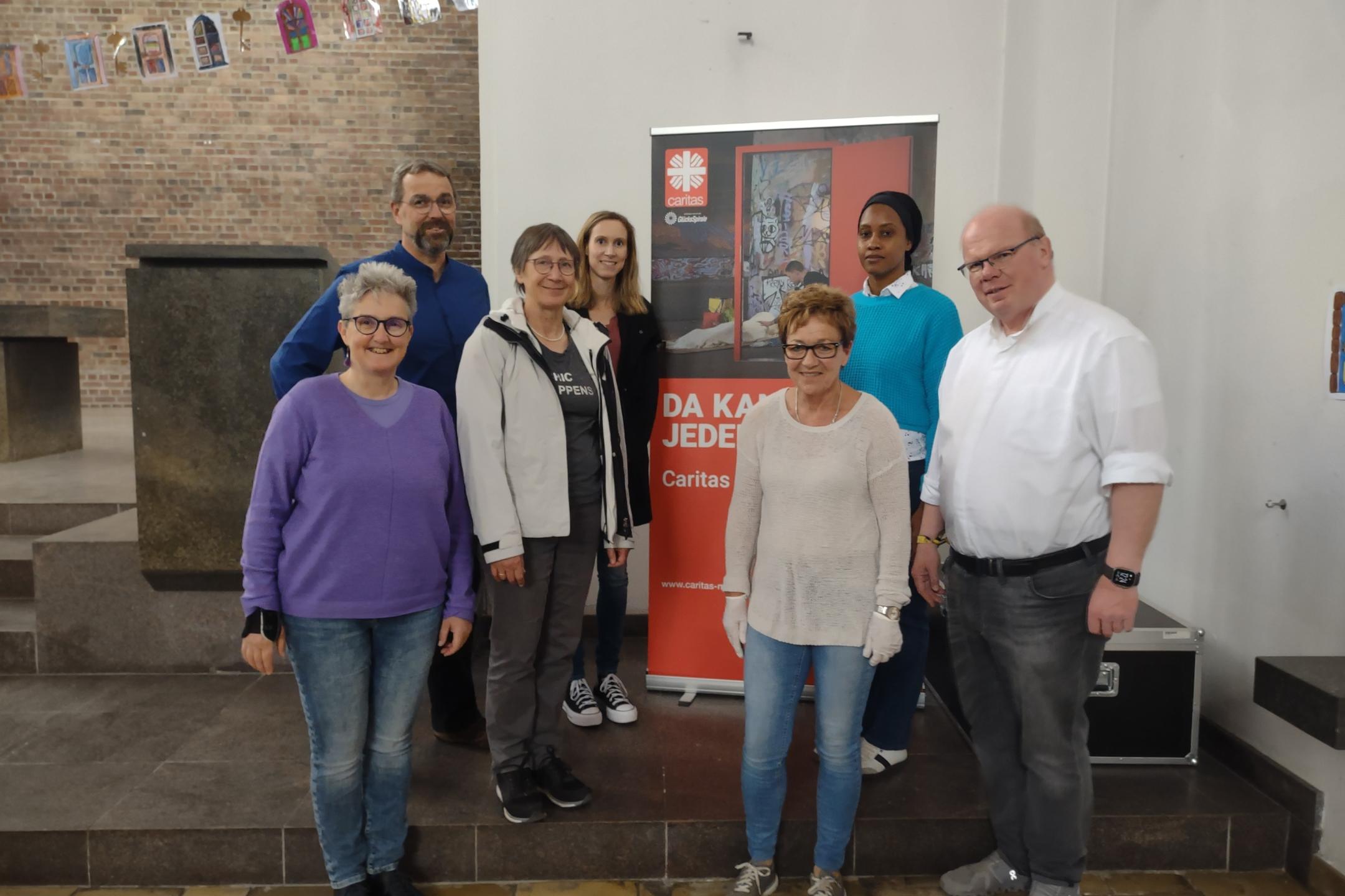 v.l.: Annette Diesler, Frank Seeger-Hupperten, Elisabeth Laumanns, Sandra Broich, Ulrike Sauer, Stephanie Mutesi, Regionalvikar Ulrich Clancett
