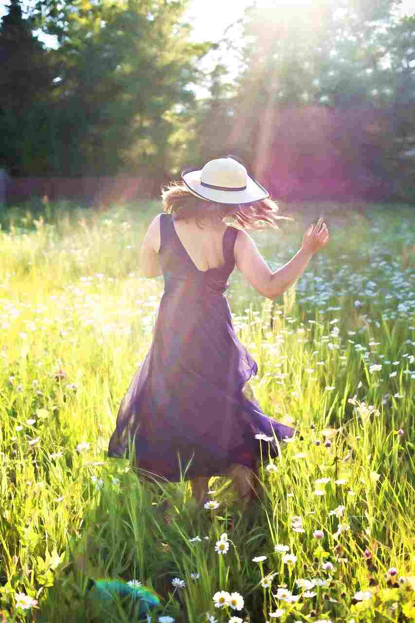 pretty-woman-in-field-820477_1280 (1)