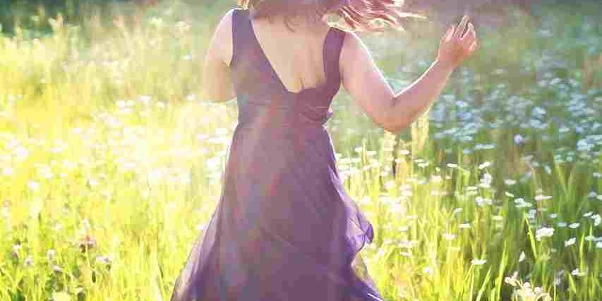 pretty-woman-in-field-820477_1280 (1)
