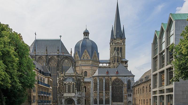 Aachen_Germany_Imperial-Cathedral-01_wikimedia commons_Photo by CEphoto, Uwe Aranas