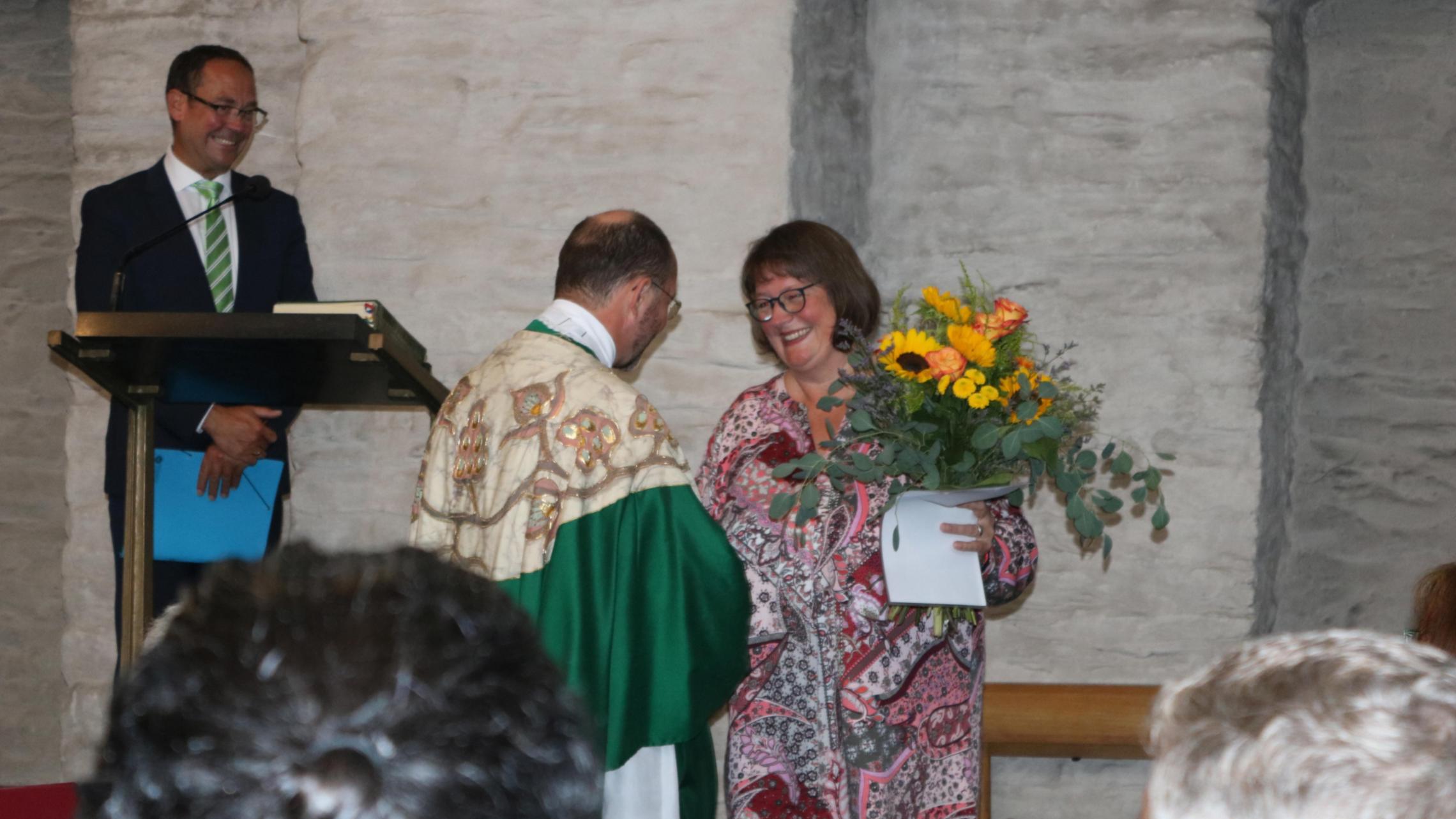 Generalvikar Dr. Andreas Frick gratuliert Sabine Pulsmeier