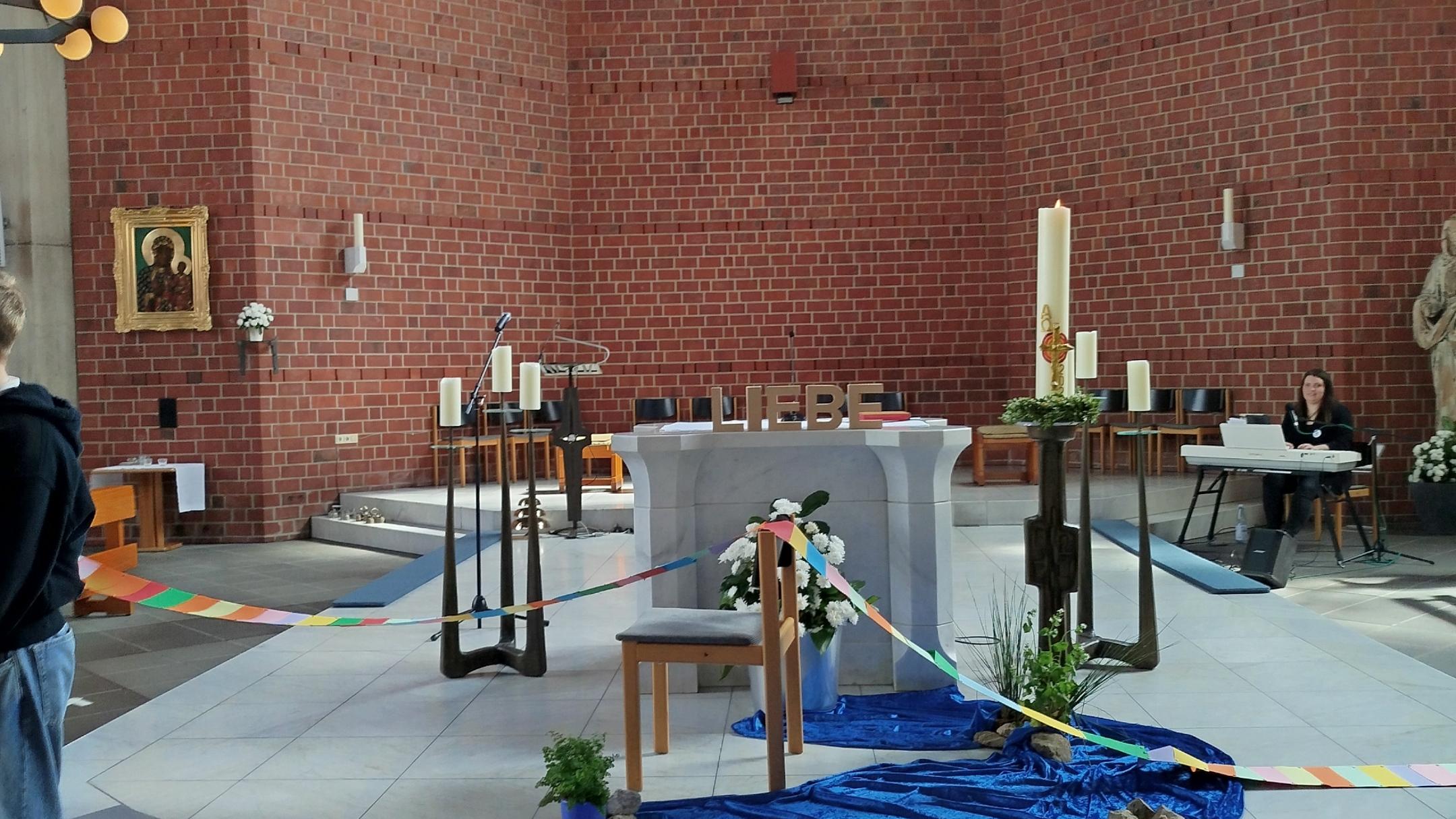 Bunte Tonpapierstreifen symbolisieren die Vernetzung und Vielfalt innerhalb der Schulgemeinde der Marienschule