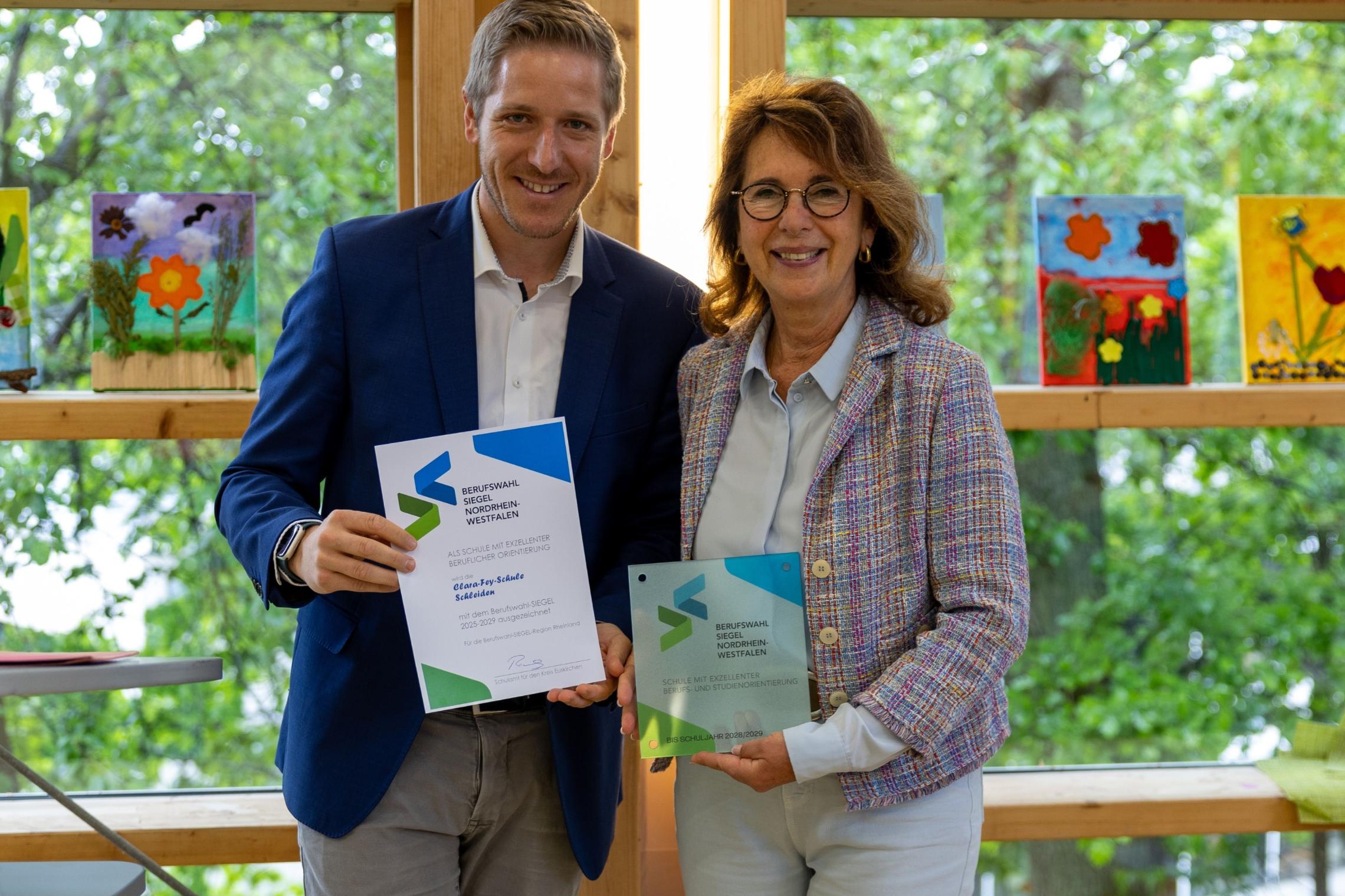 Landrat Markus Ramers und Schulleiterin Roswitha Schütt-Gerhards