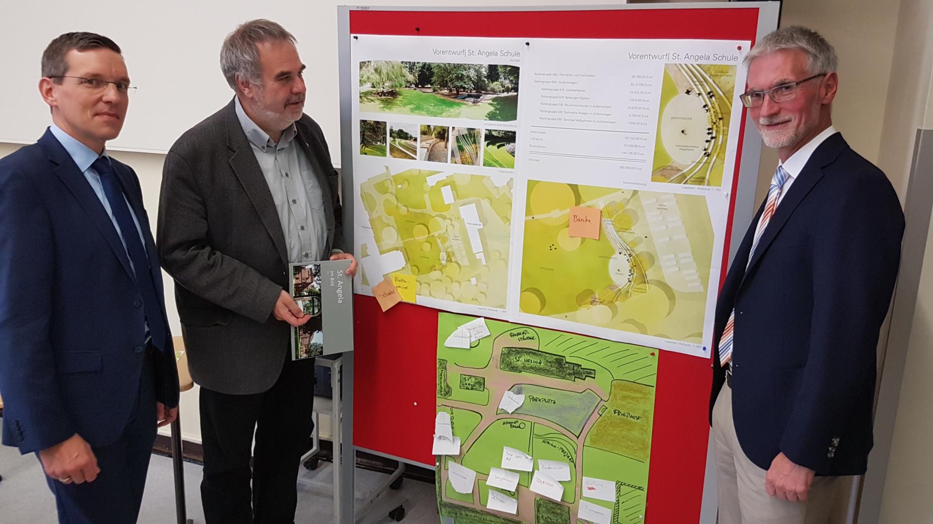 Dr. Thomas Ervens (v.l.), Leiter der Abteilung Erziehung und Schule, Pfarrer Rolf-Peter Cremer, Leiter der Hauptabteilung Pastoral / Schule / Bildung, und Schulleiter Wolfgang Habrich stellten das neue Konzept vor.