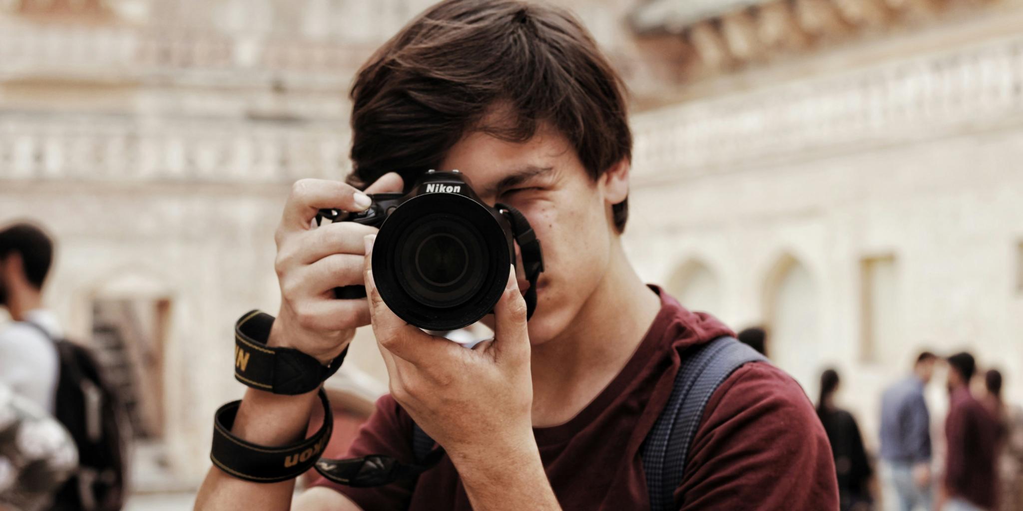 Mann mit Kamera (c) Daniil Onischenko, Unsplash Mann mit Kamera