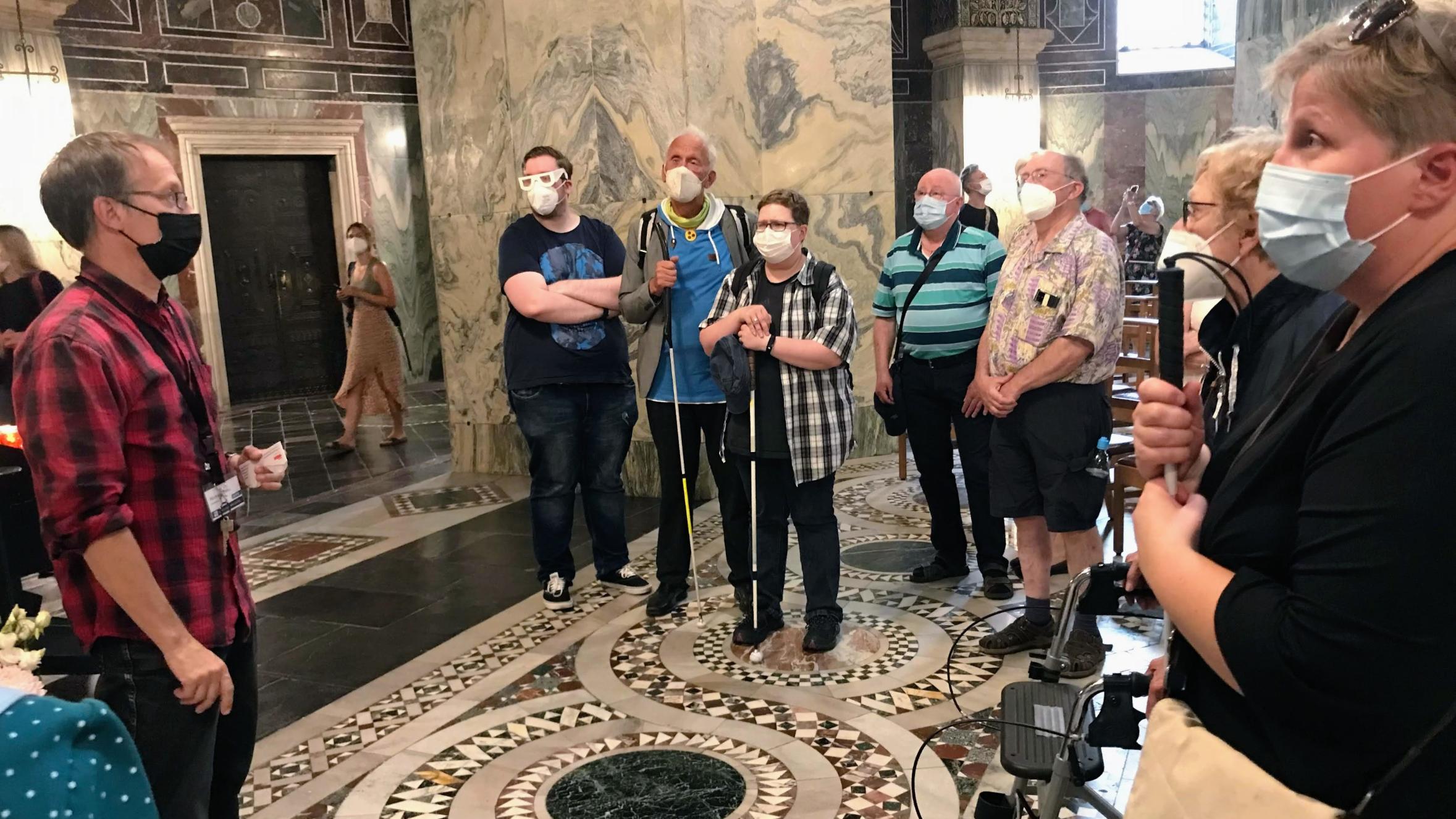 Sehbehindertensonntag 2022 - Domführung in Aachen - Am Gnadenbild im Oktogon