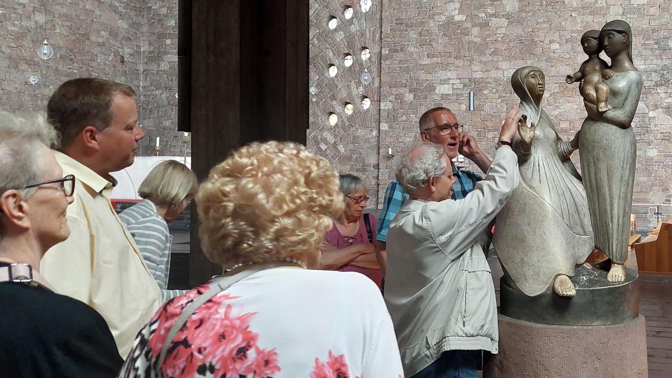 Sehbehindertensonntag 2022 - Kirchenführung Annakirche Düren - Gruppe an Anna-Selbdritt