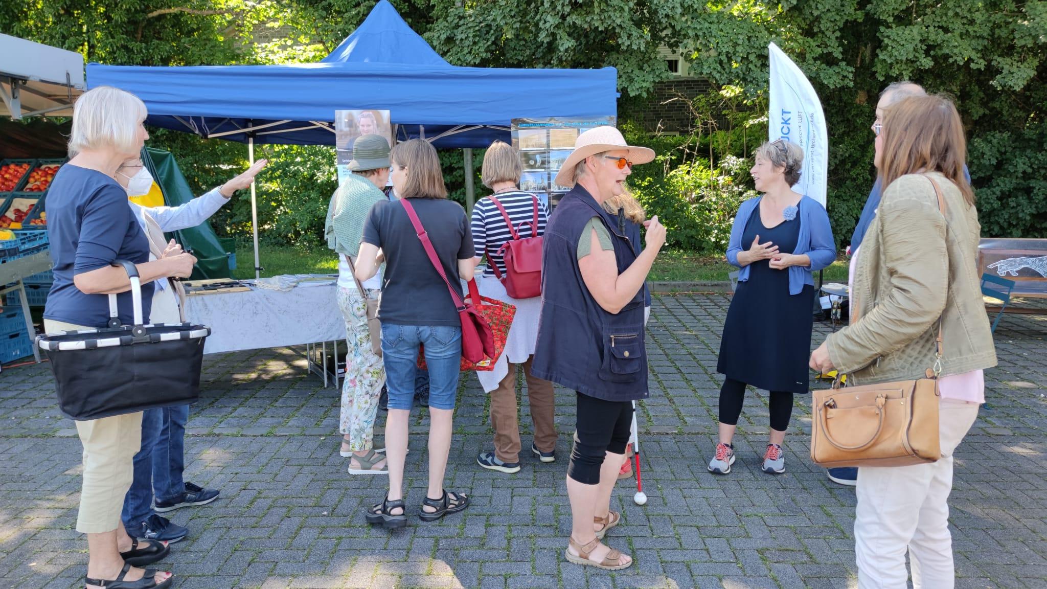 Sehbehindertensonntag 2022 - Ver*rückte Kirchenbank in Aachen Walheim - Am Aktionsstand