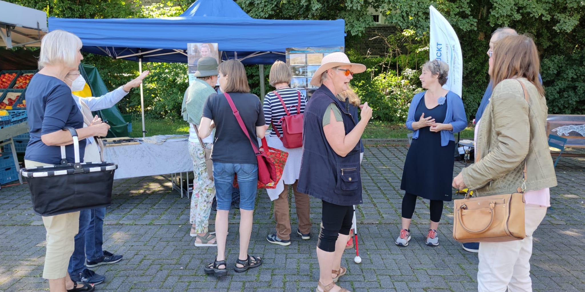Sehbehindertensonntag 2022 - Ver*rückte Kirchenbank in Aachen Walheim - Am Aktionsstand