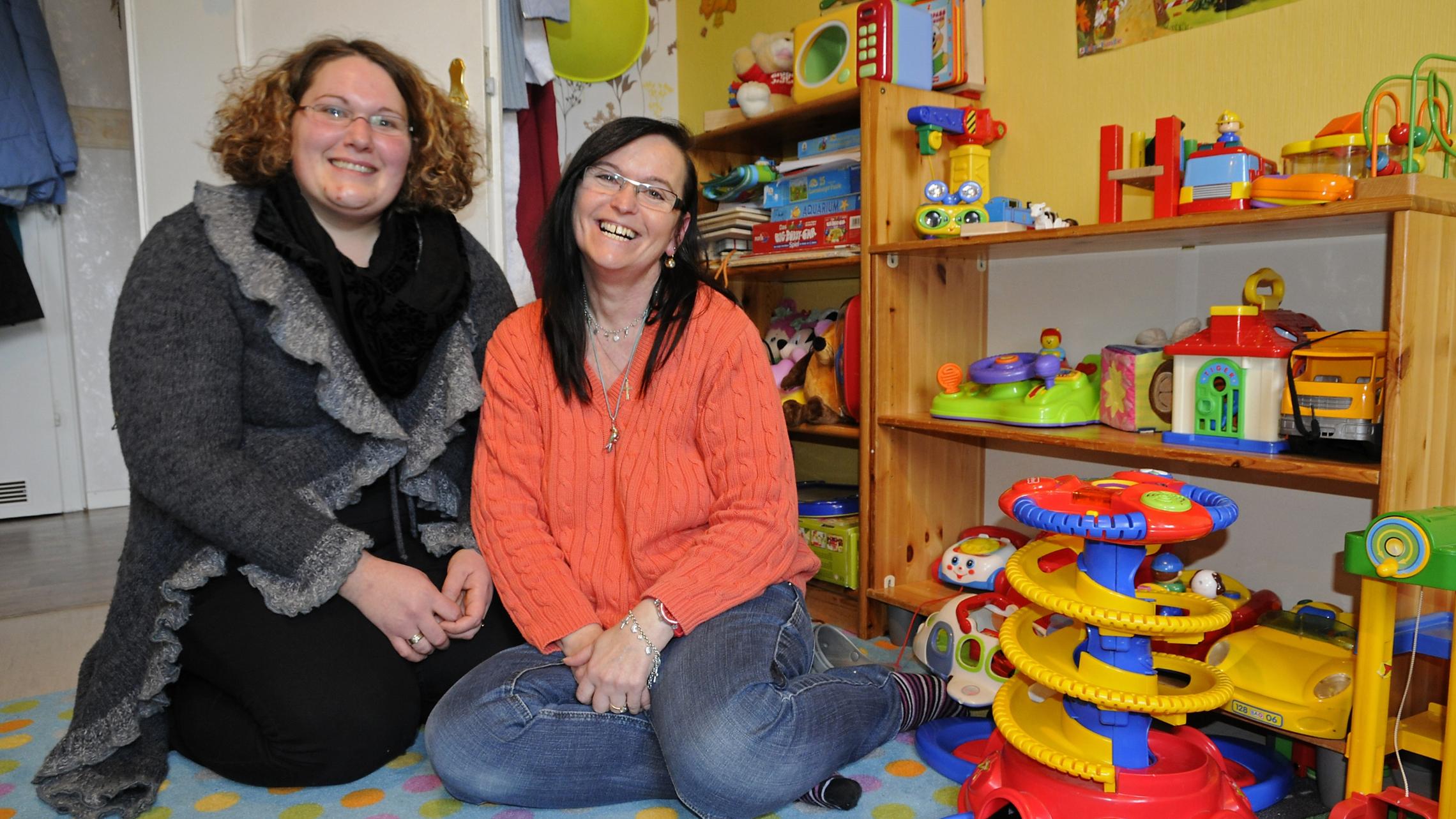 Dank der Hilfe von Eva Druschke (l.) vom Projekt „Frauen stärken“ hat Bettina Steinwartz (r.) neuen Mut gefasst.